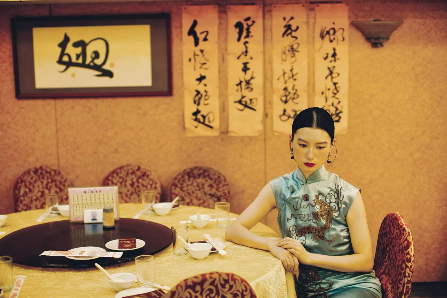 冰蓝珠绣龙纹旗袍：六十年代香江岁月的霓裳绝唱 | 【Ice Blue Sequin-Embroidered Dragon Motif Qipao: A Masterpiece from Hong Kong's 1960s Golden Era】