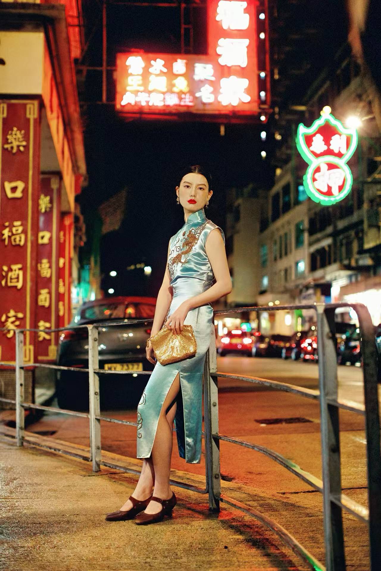 冰蓝珠绣龙纹旗袍：六十年代香江岁月的霓裳绝唱 | 【Ice Blue Sequin-Embroidered Dragon Motif Qipao: A Masterpiece from Hong Kong's 1960s Golden Era】