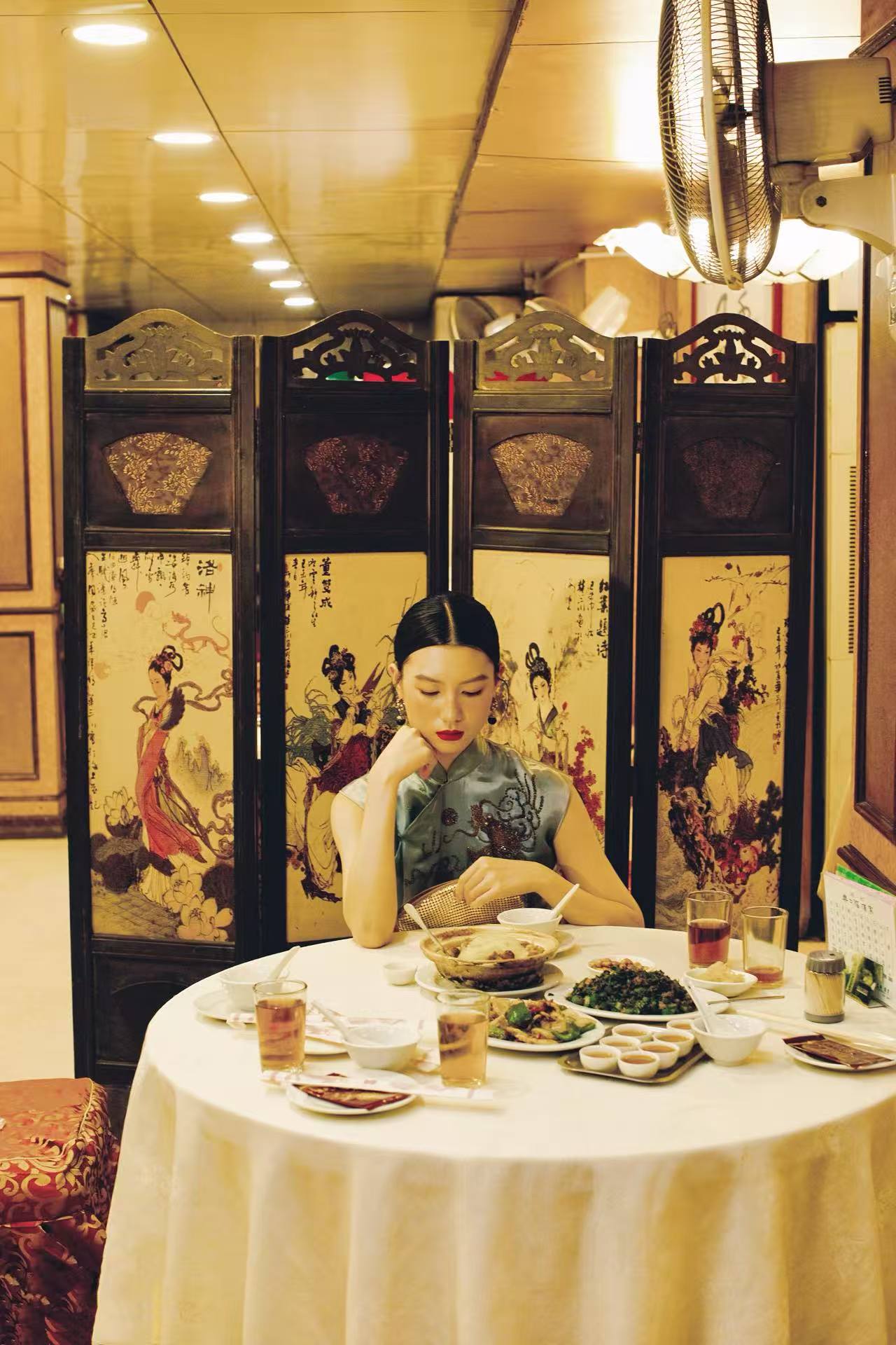 冰蓝珠绣龙纹旗袍：六十年代香江岁月的霓裳绝唱 | 【Ice Blue Sequin-Embroidered Dragon Motif Qipao: A Masterpiece from Hong Kong's 1960s Golden Era】