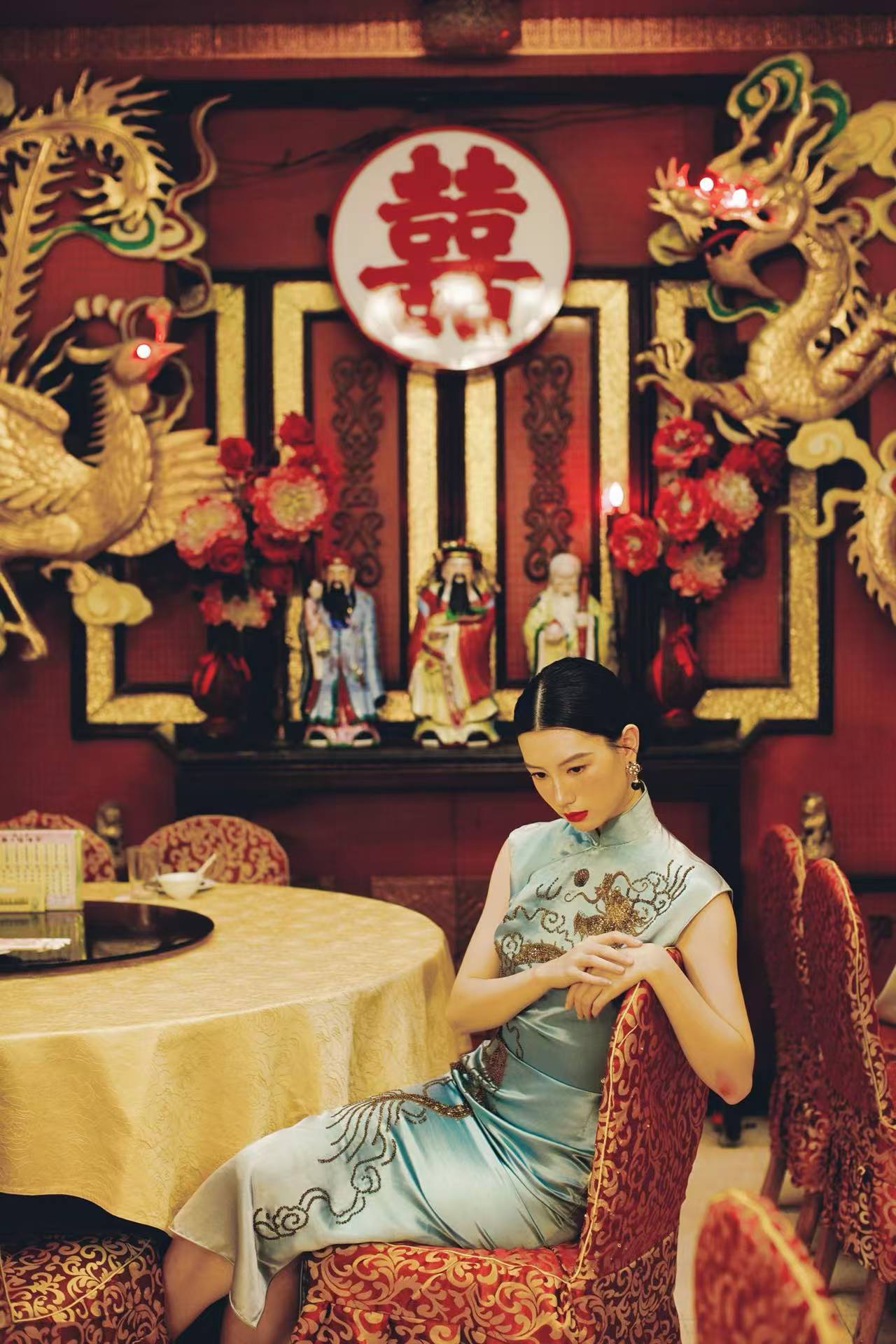冰蓝珠绣龙纹旗袍：六十年代香江岁月的霓裳绝唱 | 【Ice Blue Sequin-Embroidered Dragon Motif Qipao: A Masterpiece from Hong Kong's 1960s Golden Era】