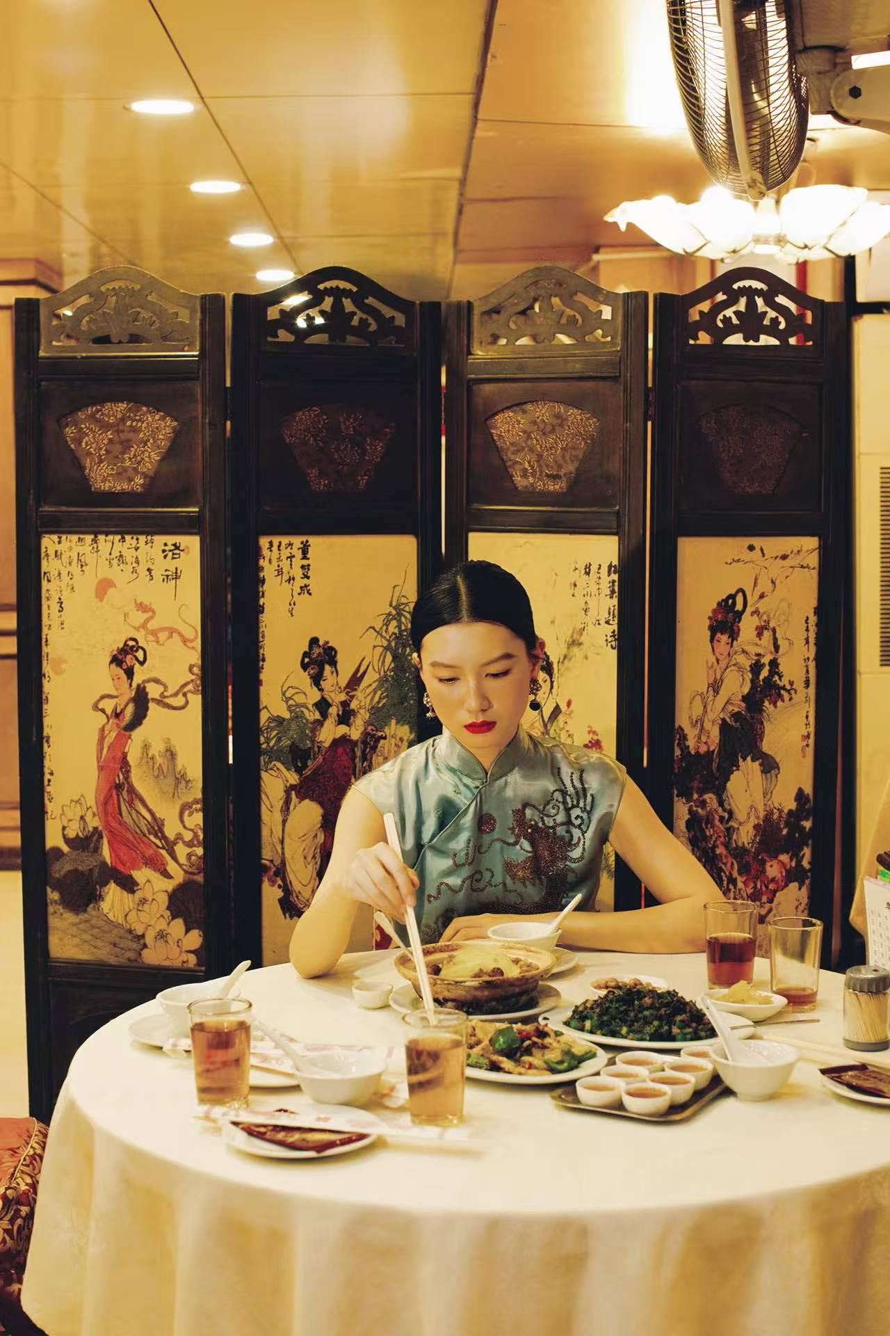 冰蓝珠绣龙纹旗袍：六十年代香江岁月的霓裳绝唱 | 【Ice Blue Sequin-Embroidered Dragon Motif Qipao: A Masterpiece from Hong Kong's 1960s Golden Era】
