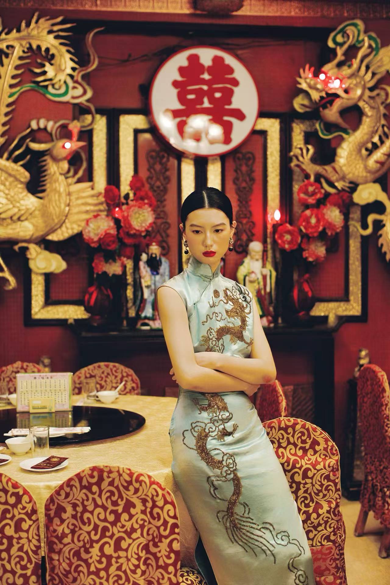 冰蓝珠绣龙纹旗袍：六十年代香江岁月的霓裳绝唱 | 【Ice Blue Sequin-Embroidered Dragon Motif Qipao: A Masterpiece from Hong Kong's 1960s Golden Era】