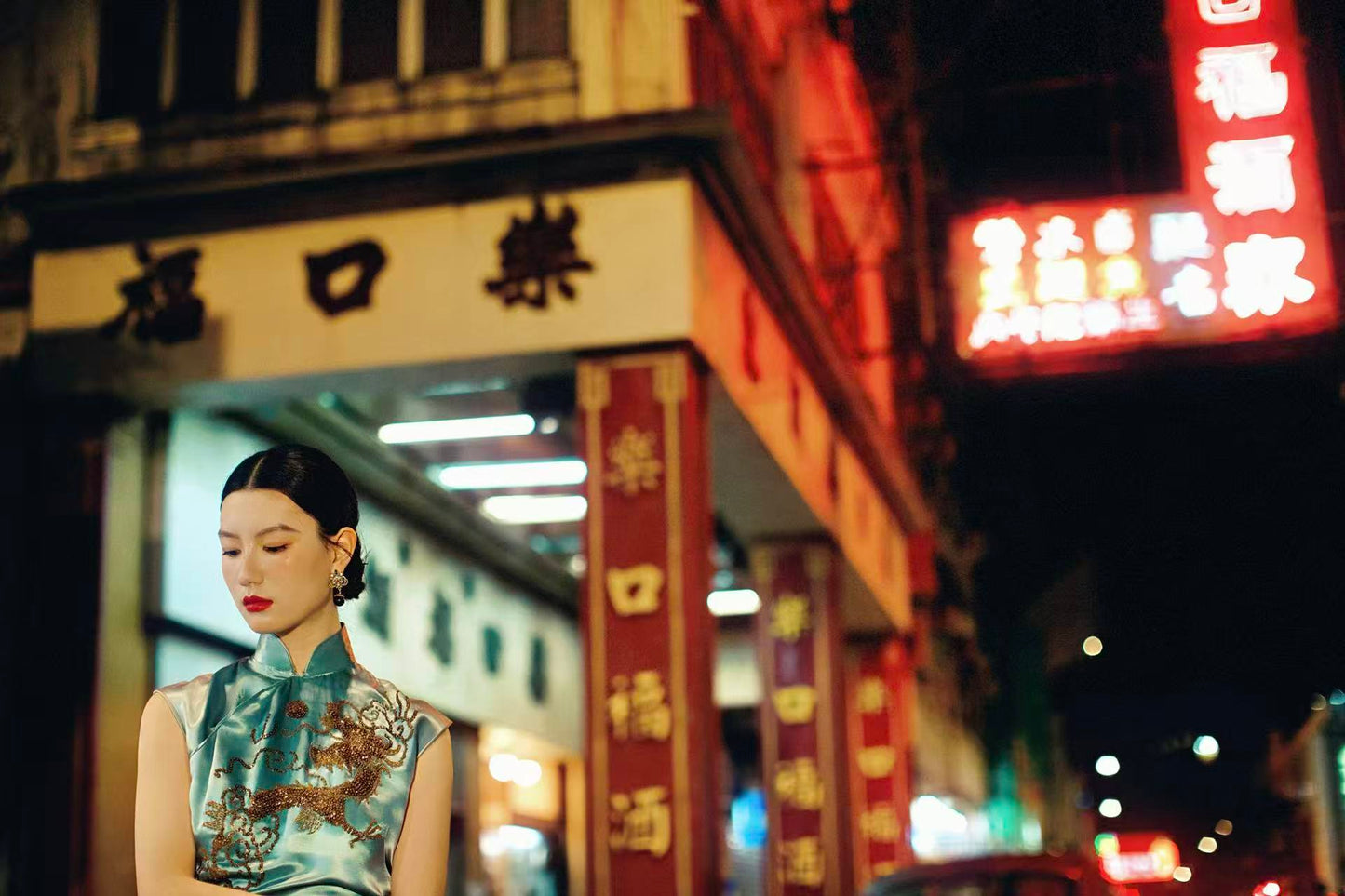 冰蓝珠绣龙纹旗袍：六十年代香江岁月的霓裳绝唱 | 【Ice Blue Sequin-Embroidered Dragon Motif Qipao: A Masterpiece from Hong Kong's 1960s Golden Era】
