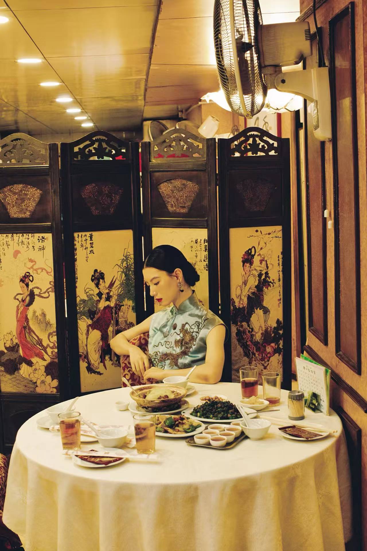 冰蓝珠绣龙纹旗袍：六十年代香江岁月的霓裳绝唱 | 【Ice Blue Sequin-Embroidered Dragon Motif Qipao: A Masterpiece from Hong Kong's 1960s Golden Era】