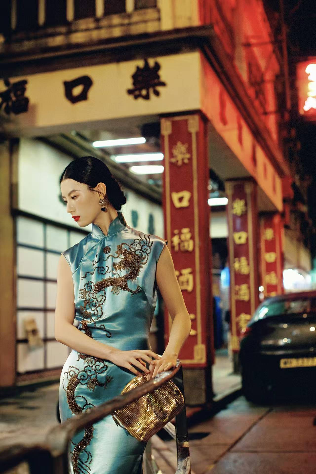 冰蓝珠绣龙纹旗袍：六十年代香江岁月的霓裳绝唱 | 【Ice Blue Sequin-Embroidered Dragon Motif Qipao: A Masterpiece from Hong Kong's 1960s Golden Era】