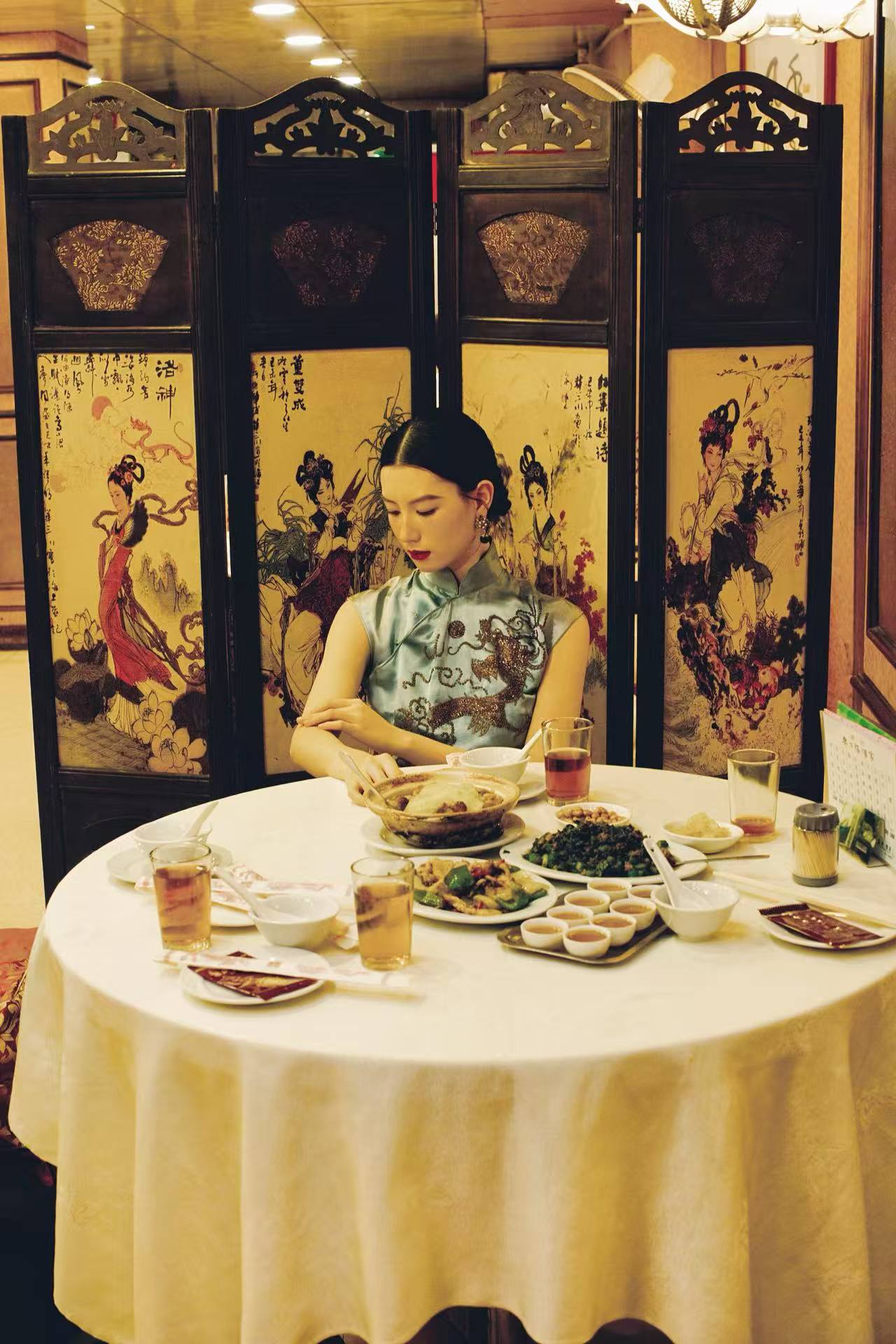 冰蓝珠绣龙纹旗袍：六十年代香江岁月的霓裳绝唱 | 【Ice Blue Sequin-Embroidered Dragon Motif Qipao: A Masterpiece from Hong Kong's 1960s Golden Era】