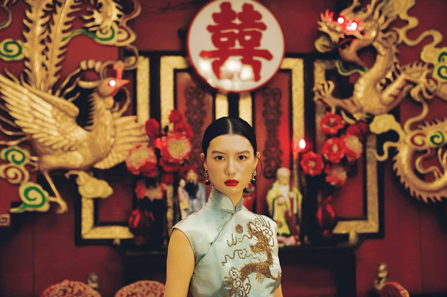 冰蓝珠绣龙纹旗袍：六十年代香江岁月的霓裳绝唱 | 【Ice Blue Sequin-Embroidered Dragon Motif Qipao: A Masterpiece from Hong Kong's 1960s Golden Era】