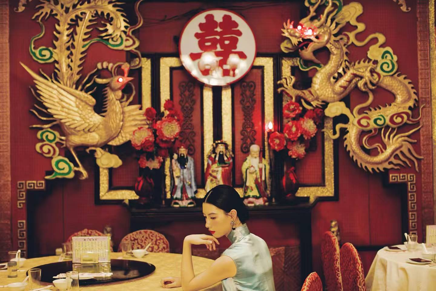 冰蓝珠绣龙纹旗袍：六十年代香江岁月的霓裳绝唱 | 【Ice Blue Sequin-Embroidered Dragon Motif Qipao: A Masterpiece from Hong Kong's 1960s Golden Era】
