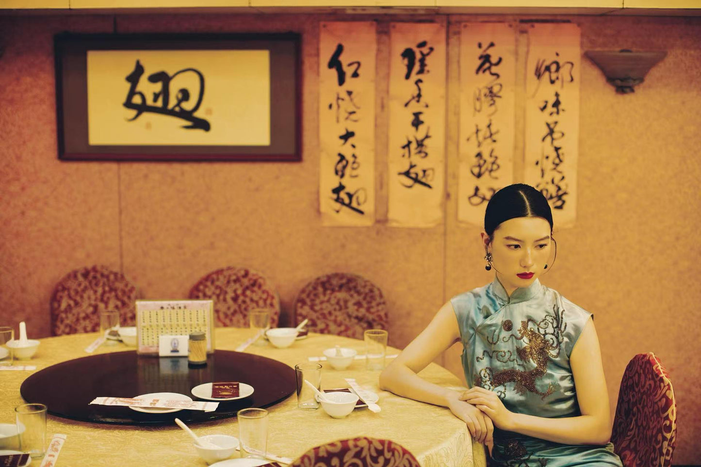 冰蓝珠绣龙纹旗袍：六十年代香江岁月的霓裳绝唱 | 【Ice Blue Sequin-Embroidered Dragon Motif Qipao: A Masterpiece from Hong Kong's 1960s Golden Era】
