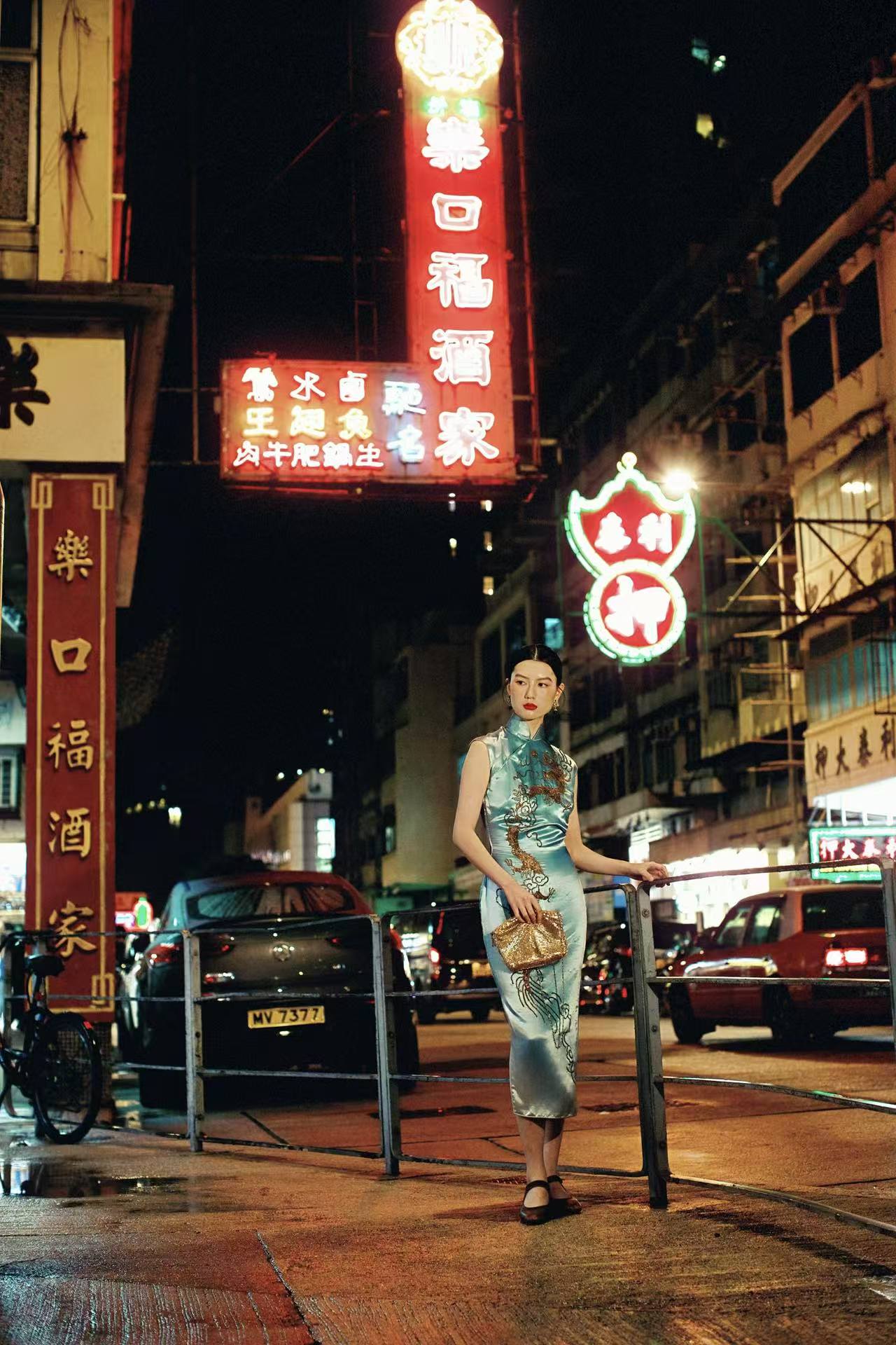 冰蓝珠绣龙纹旗袍：六十年代香江岁月的霓裳绝唱 | 【Ice Blue Sequin-Embroidered Dragon Motif Qipao: A Masterpiece from Hong Kong's 1960s Golden Era】