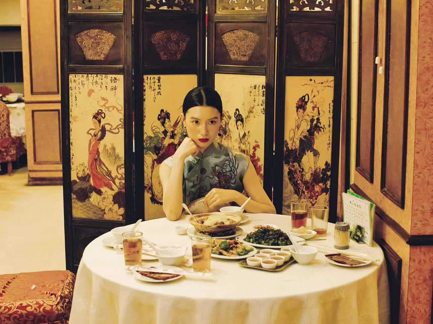 冰蓝珠绣龙纹旗袍：六十年代香江岁月的霓裳绝唱 | 【Ice Blue Sequin-Embroidered Dragon Motif Qipao: A Masterpiece from Hong Kong's 1960s Golden Era】