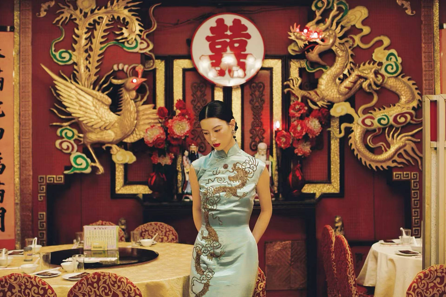 冰蓝珠绣龙纹旗袍：六十年代香江岁月的霓裳绝唱 | 【Ice Blue Sequin-Embroidered Dragon Motif Qipao: A Masterpiece from Hong Kong's 1960s Golden Era】