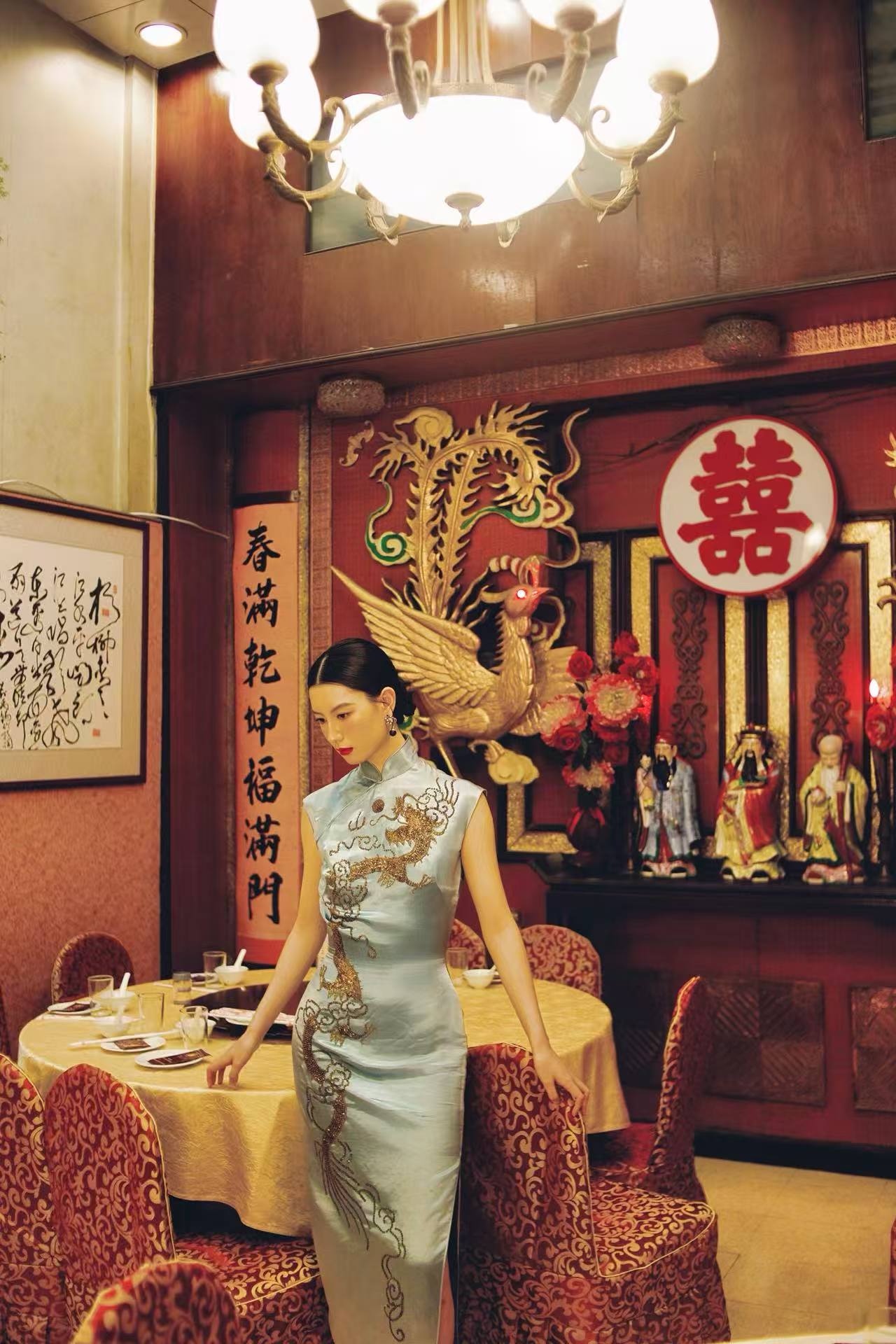 冰蓝珠绣龙纹旗袍：六十年代香江岁月的霓裳绝唱 | 【Ice Blue Sequin-Embroidered Dragon Motif Qipao: A Masterpiece from Hong Kong's 1960s Golden Era】