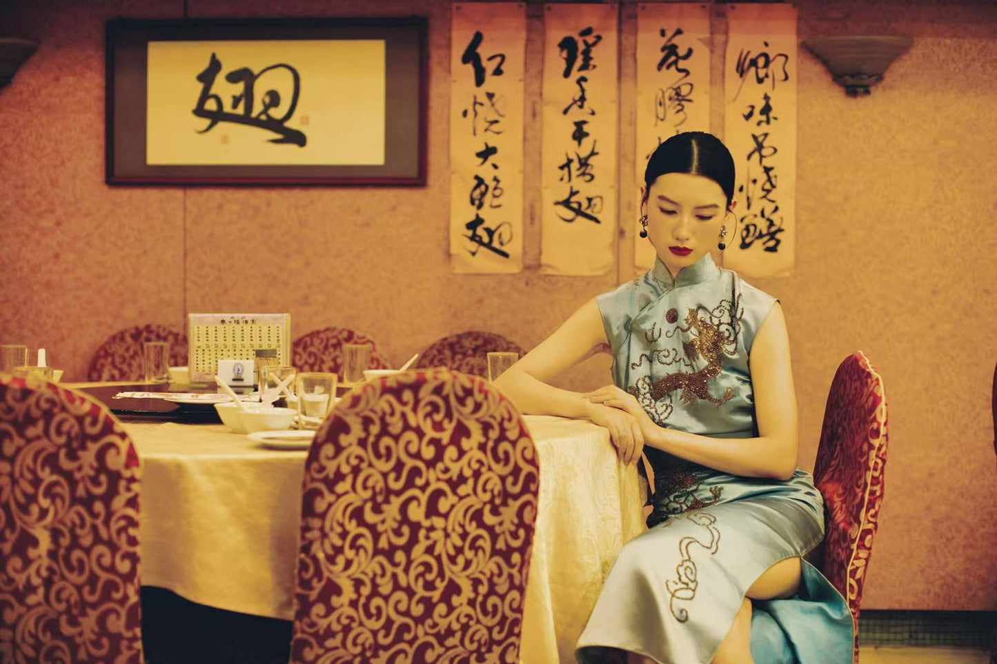 冰蓝珠绣龙纹旗袍：六十年代香江岁月的霓裳绝唱 | 【Ice Blue Sequin-Embroidered Dragon Motif Qipao: A Masterpiece from Hong Kong's 1960s Golden Era】