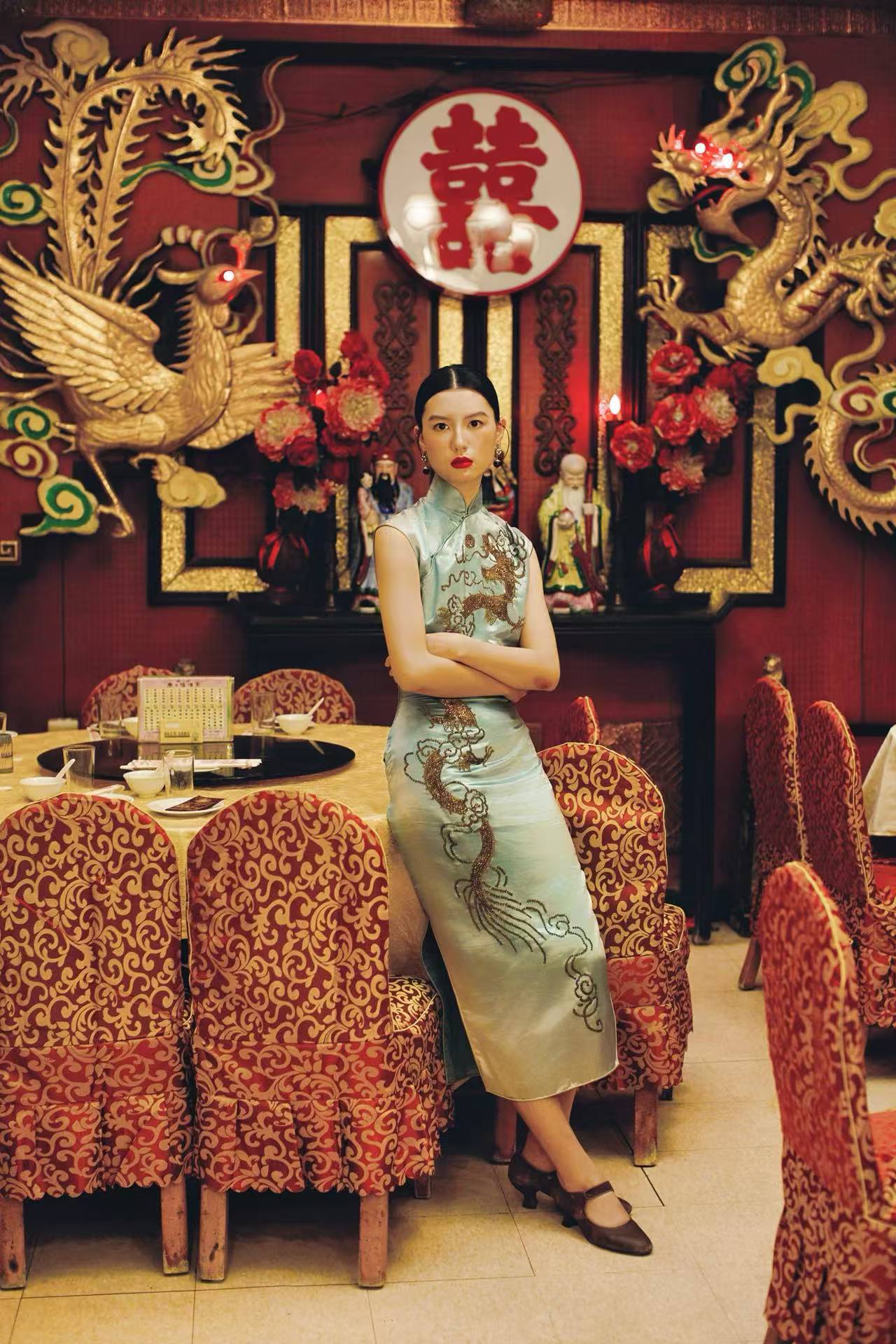 冰蓝珠绣龙纹旗袍：六十年代香江岁月的霓裳绝唱 | 【Ice Blue Sequin-Embroidered Dragon Motif Qipao: A Masterpiece from Hong Kong's 1960s Golden Era】