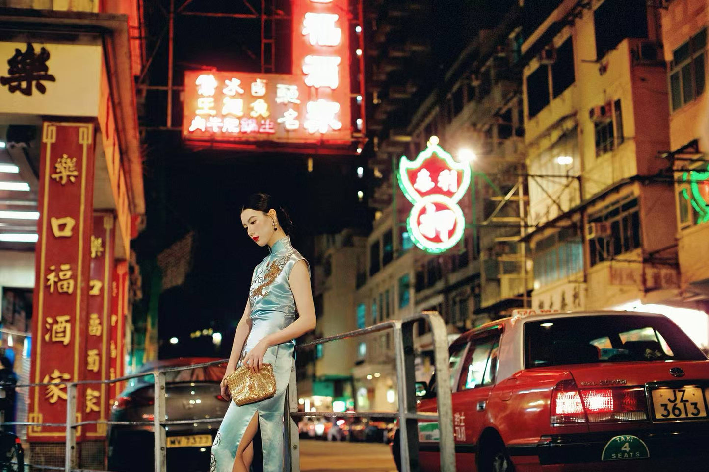 冰蓝珠绣龙纹旗袍：六十年代香江岁月的霓裳绝唱 | 【Ice Blue Sequin-Embroidered Dragon Motif Qipao: A Masterpiece from Hong Kong's 1960s Golden Era】