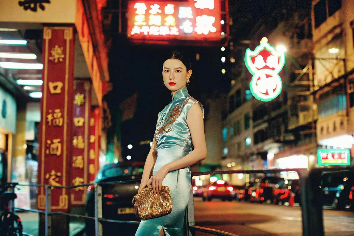 冰蓝珠绣龙纹旗袍：六十年代香江岁月的霓裳绝唱 | 【Ice Blue Sequin-Embroidered Dragon Motif Qipao: A Masterpiece from Hong Kong's 1960s Golden Era】