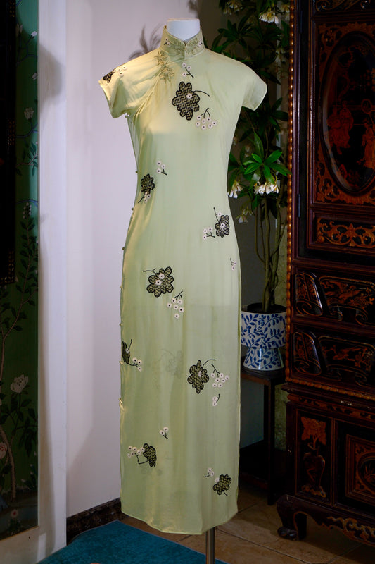 翠色流光，岁月生香——一件民国三十年代的苹果绿薄纱旗袍 | Emerald Light and Timeless Elegance: A 1930s Apple Green Gauze Embroidered Qipao