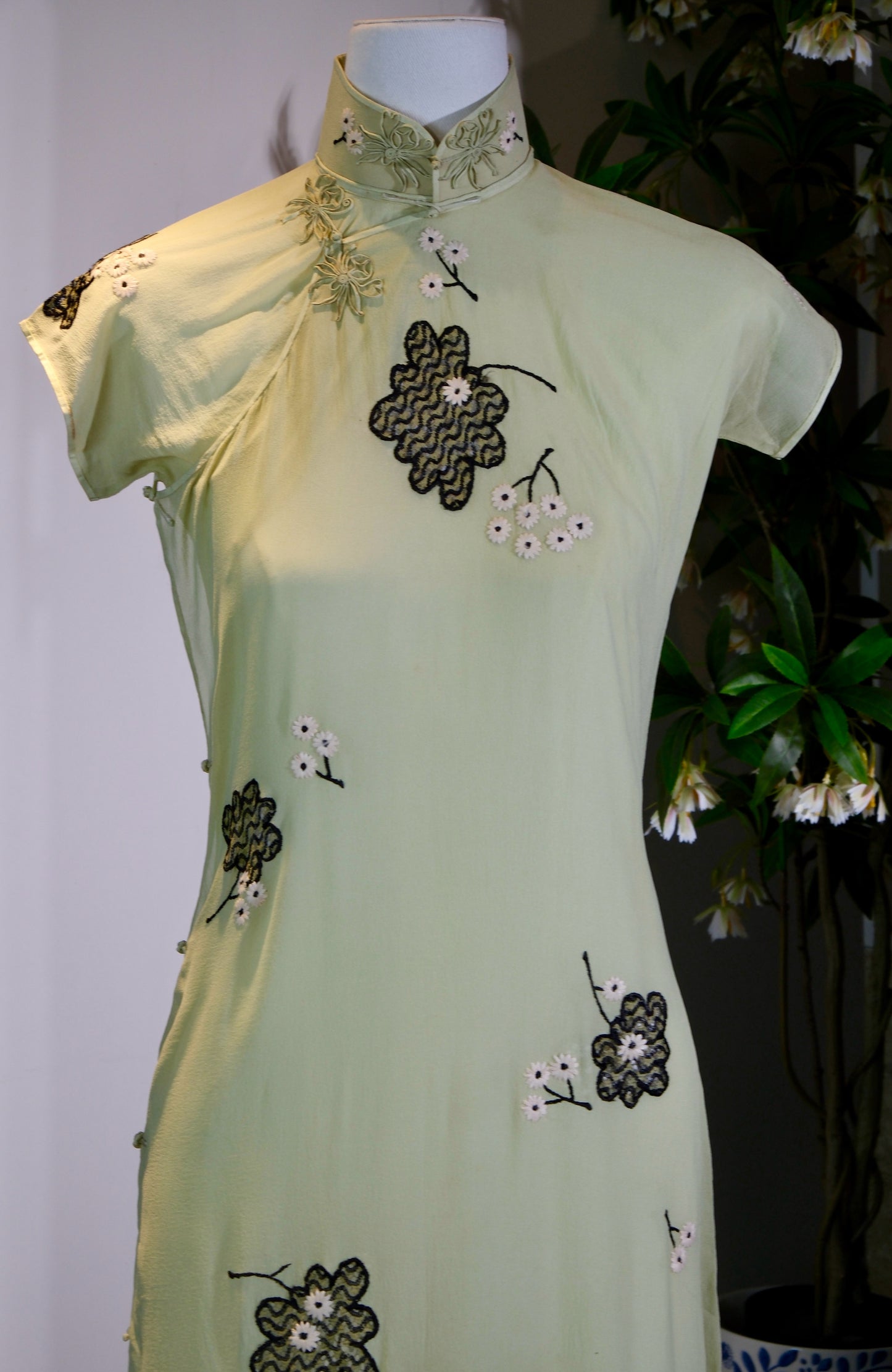 翠色流光，岁月生香——一件民国三十年代的苹果绿薄纱旗袍 | Emerald Light and Timeless Elegance: A 1930s Apple Green Gauze Embroidered Qipao