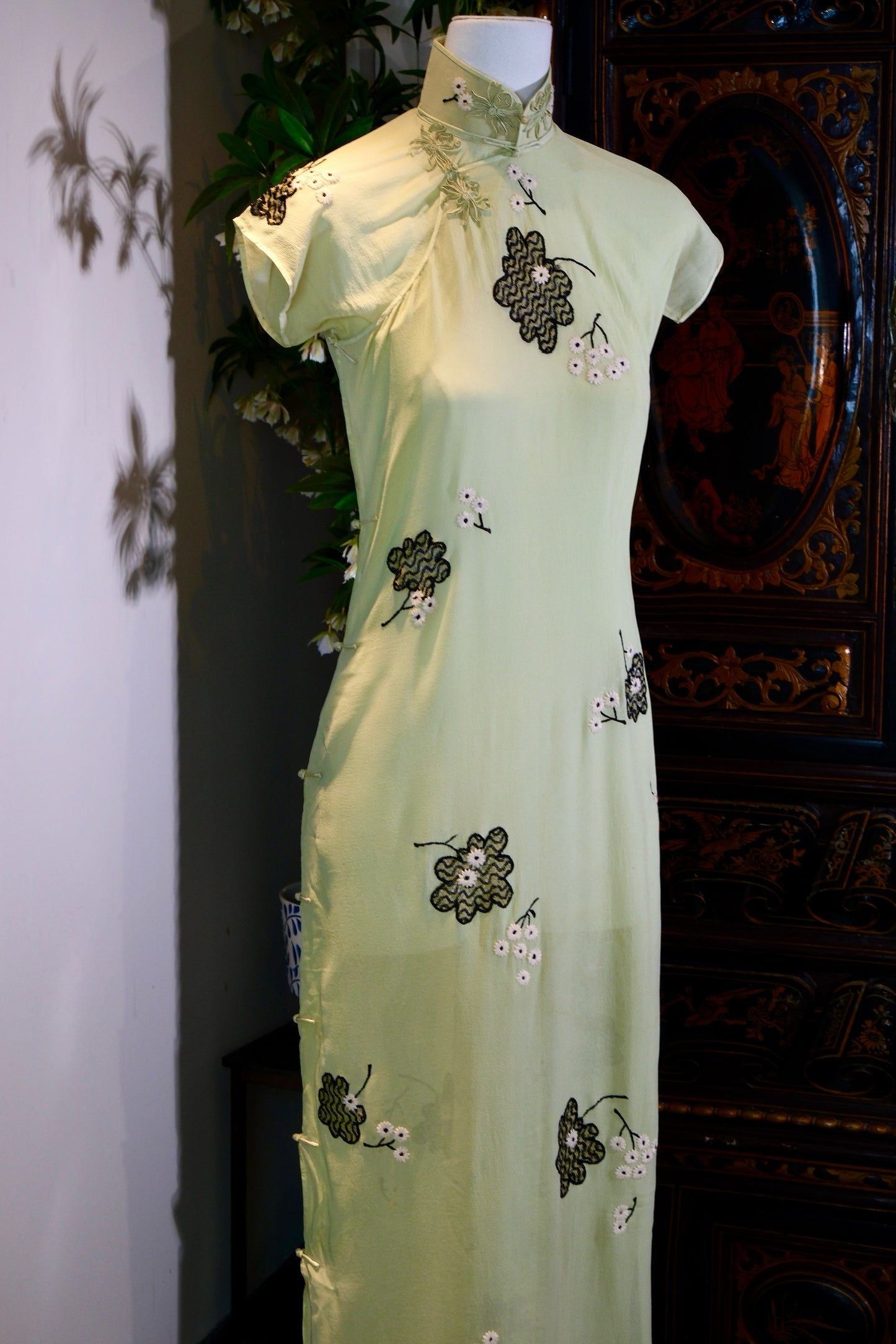 翠色流光，岁月生香——一件民国三十年代的苹果绿薄纱旗袍 | Emerald Light and Timeless Elegance: A 1930s Apple Green Gauze Embroidered Qipao