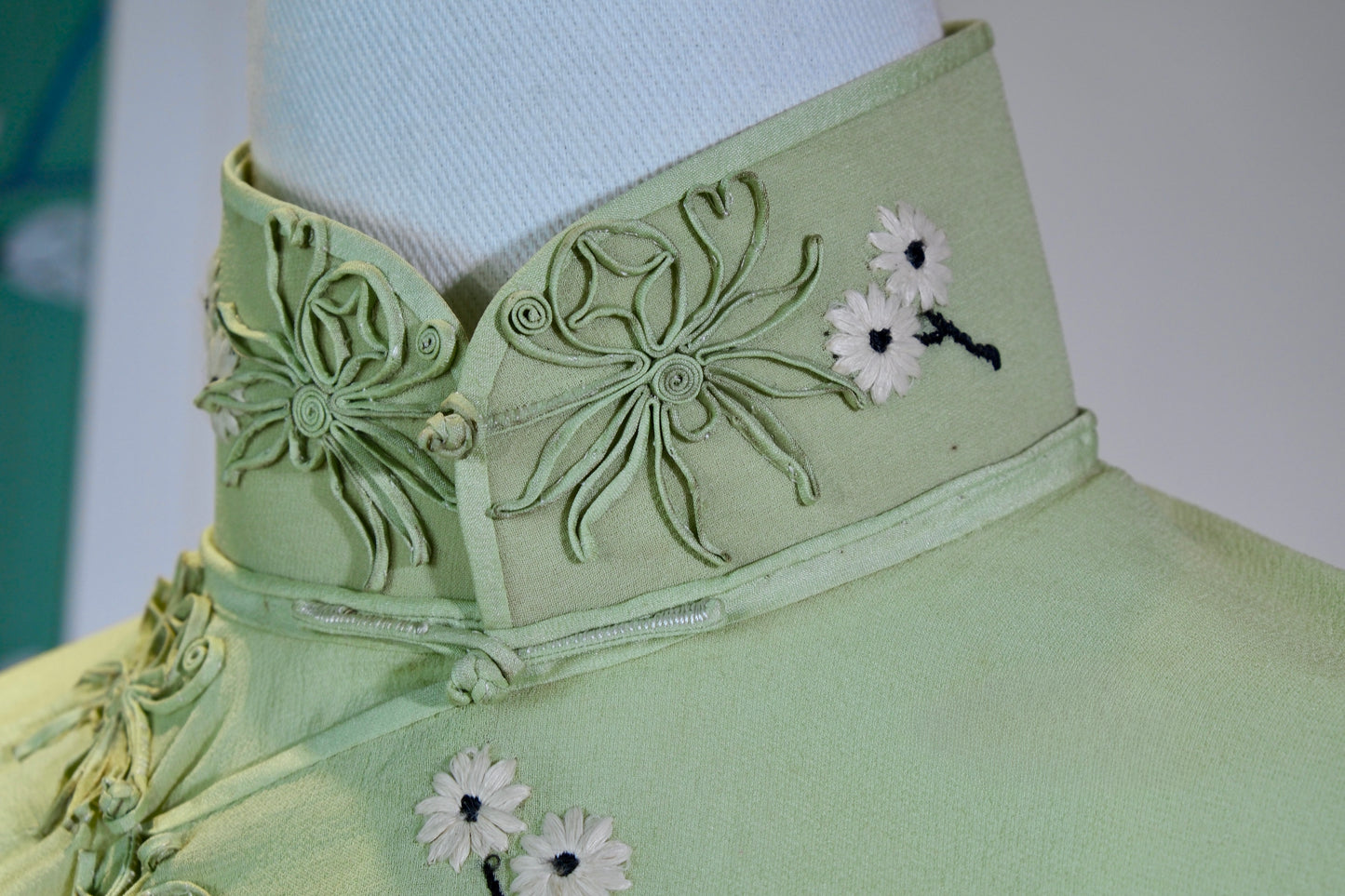 翠色流光，岁月生香——一件民国三十年代的苹果绿薄纱旗袍 | Emerald Light and Timeless Elegance: A 1930s Apple Green Gauze Embroidered Qipao