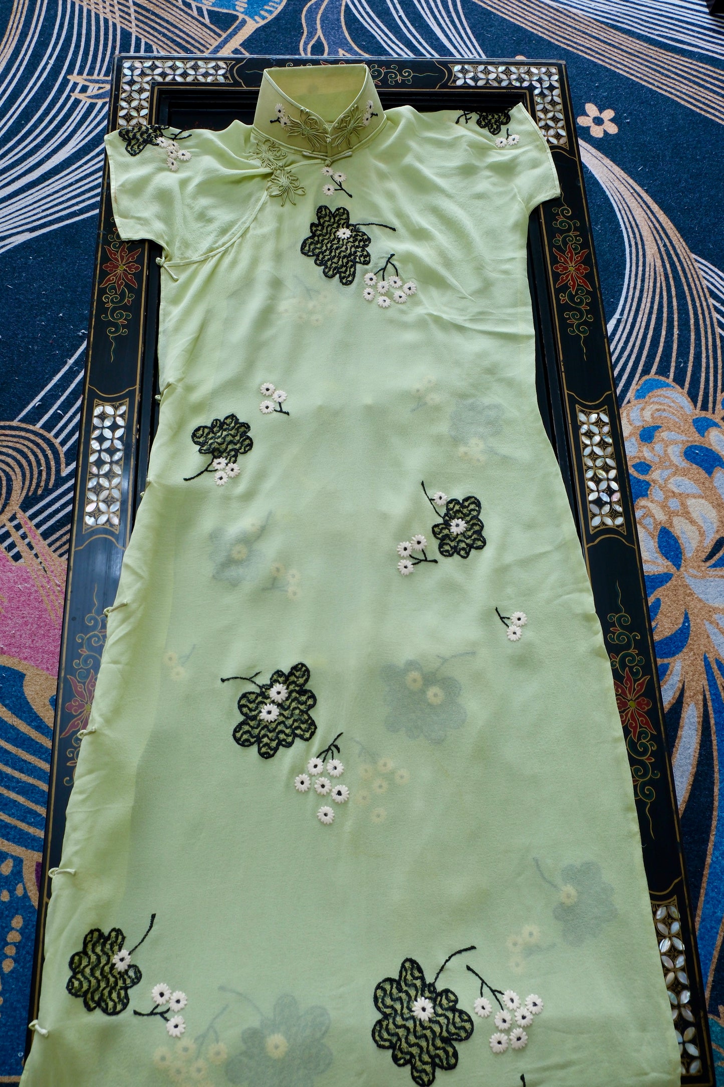 翠色流光，岁月生香——一件民国三十年代的苹果绿薄纱旗袍 | Emerald Light and Timeless Elegance: A 1930s Apple Green Gauze Embroidered Qipao