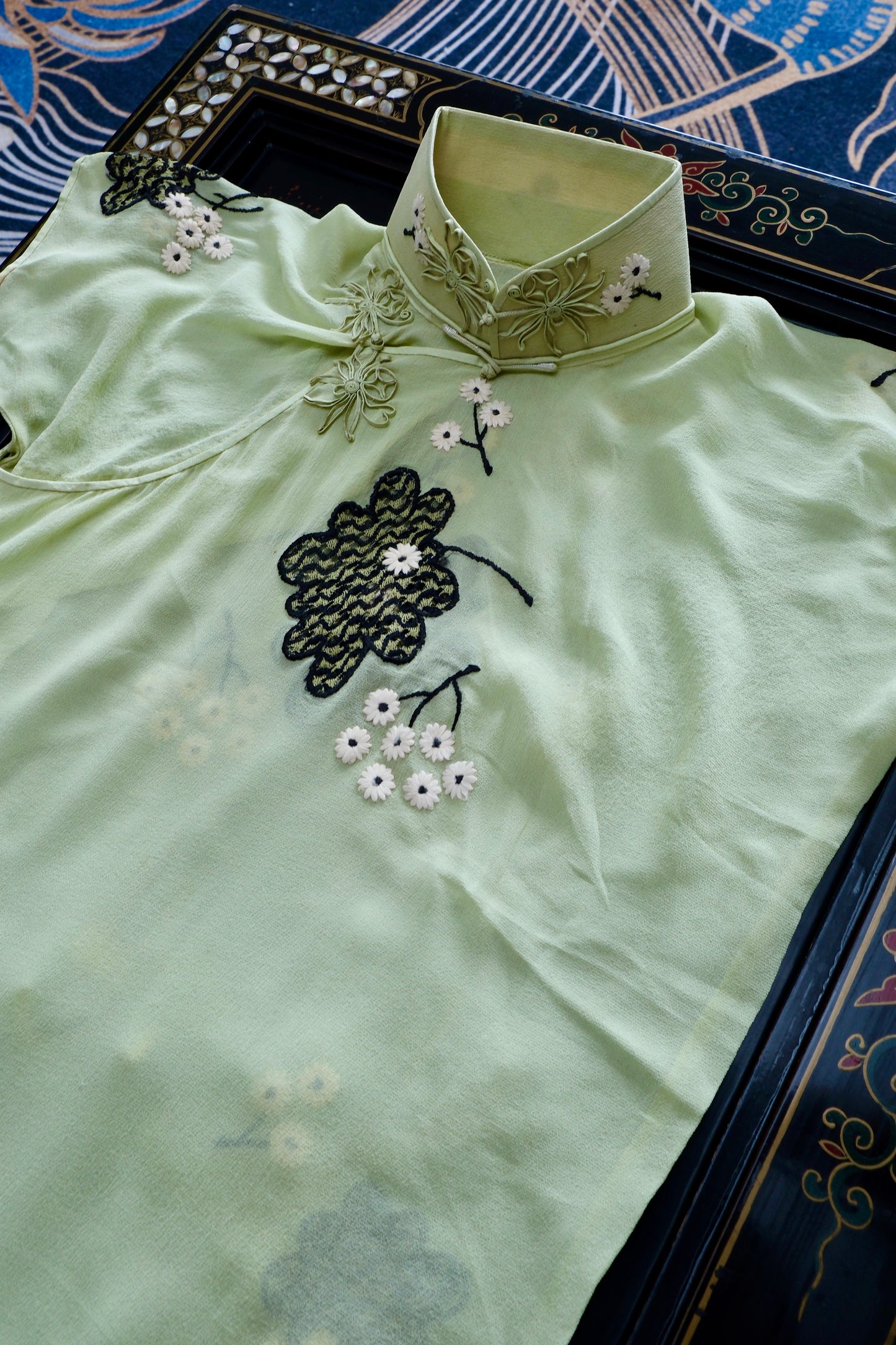 翠色流光，岁月生香——一件民国三十年代的苹果绿薄纱旗袍 | Emerald Light and Timeless Elegance: A 1930s Apple Green Gauze Embroidered Qipao