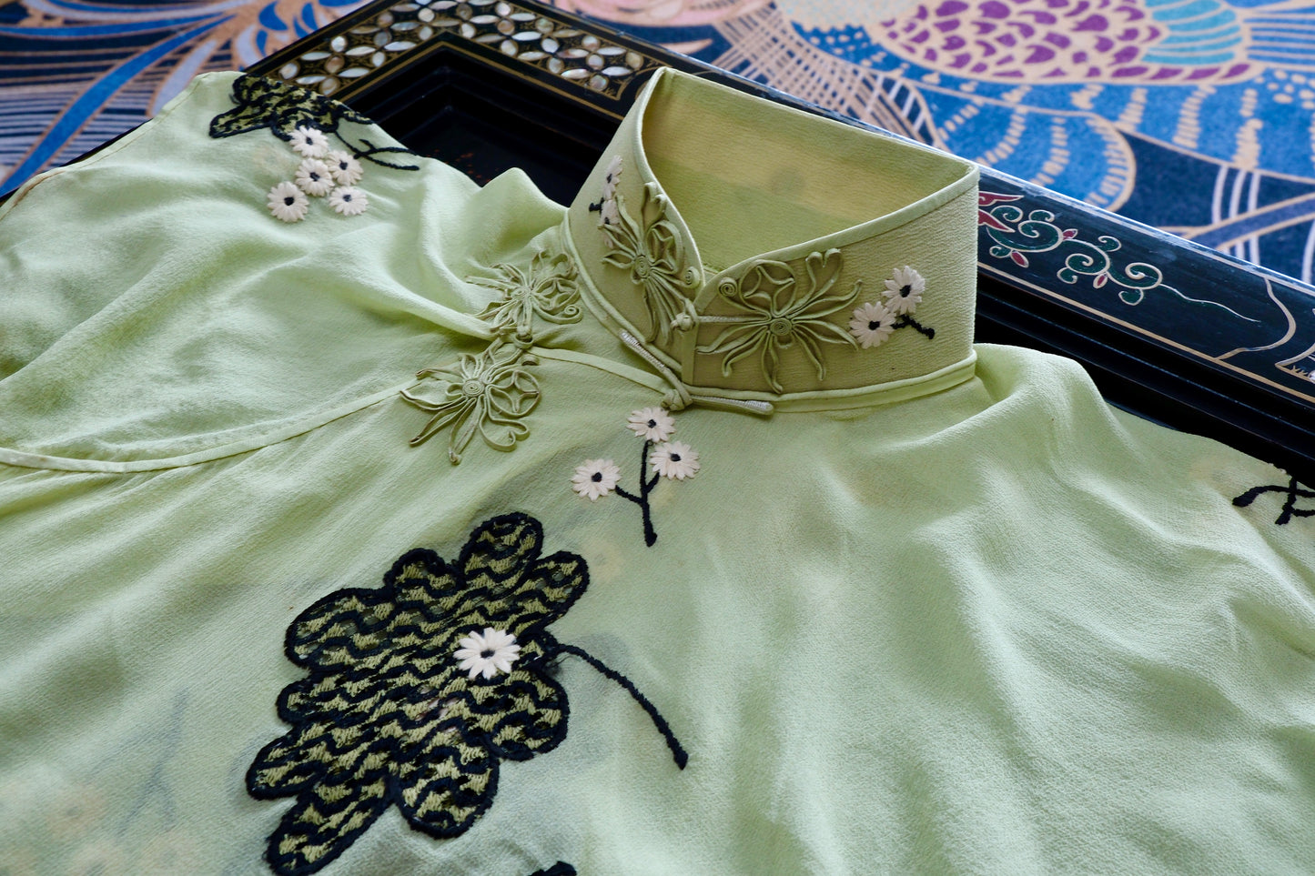 翠色流光，岁月生香——一件民国三十年代的苹果绿薄纱旗袍 | Emerald Light and Timeless Elegance: A 1930s Apple Green Gauze Embroidered Qipao