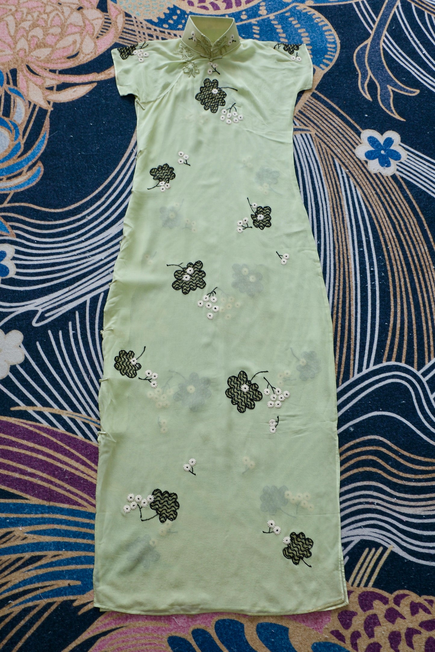 翠色流光，岁月生香——一件民国三十年代的苹果绿薄纱旗袍 | Emerald Light and Timeless Elegance: A 1930s Apple Green Gauze Embroidered Qipao
