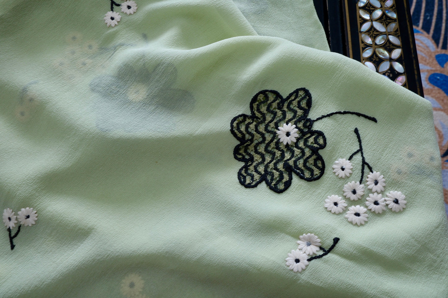 翠色流光，岁月生香——一件民国三十年代的苹果绿薄纱旗袍 | Emerald Light and Timeless Elegance: A 1930s Apple Green Gauze Embroidered Qipao