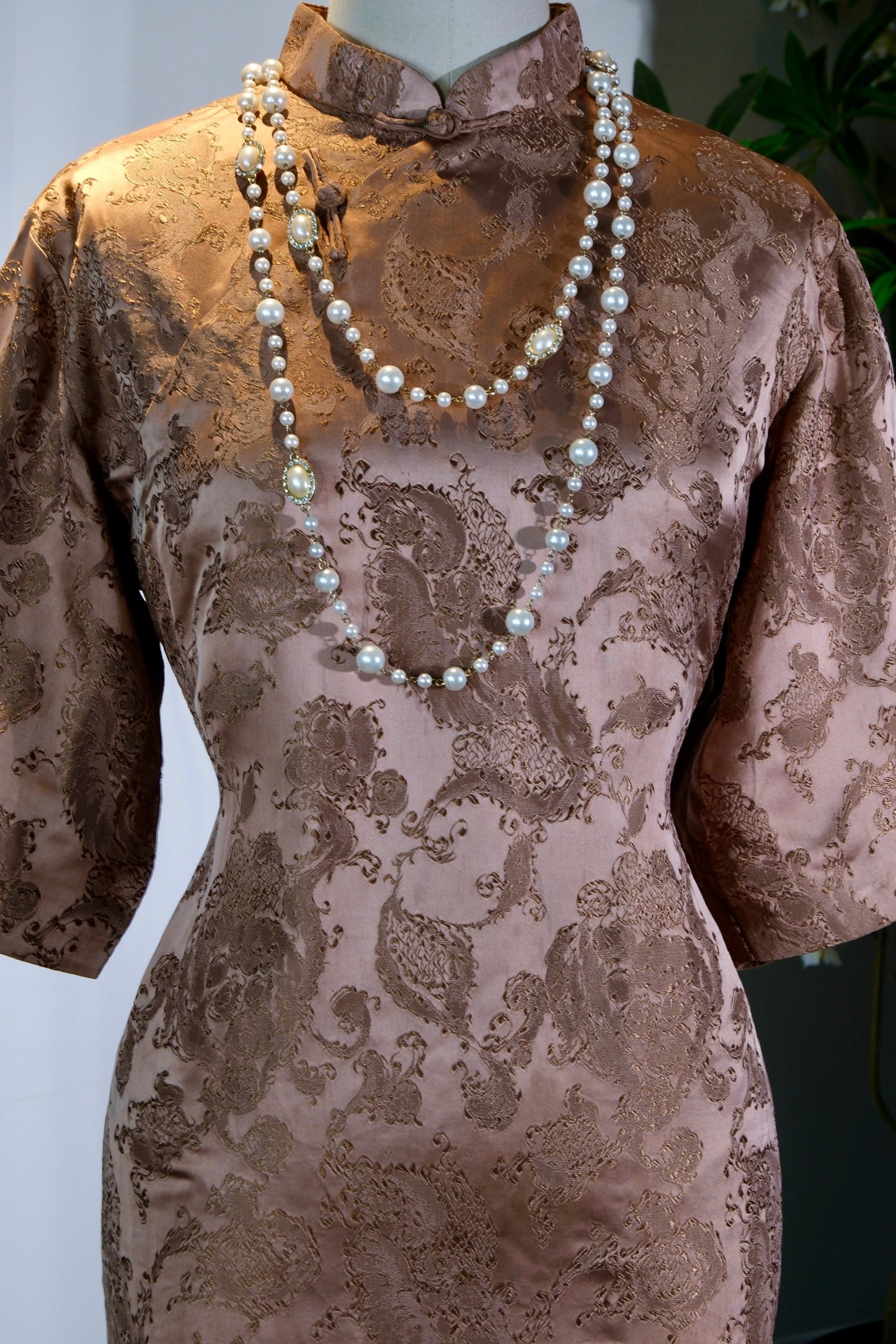 锦瑟华年：六十年代台湾提花缎旗袍鉴赏 | Golden Youth: Appreciation of a 1960s Taiwanese Jacquard Satin Qipao