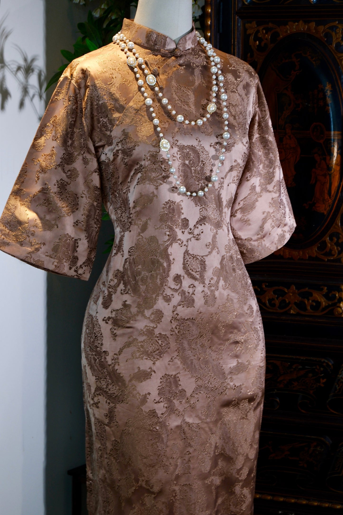 锦瑟华年：六十年代台湾提花缎旗袍鉴赏 | Golden Youth: Appreciation of a 1960s Taiwanese Jacquard Satin Qipao