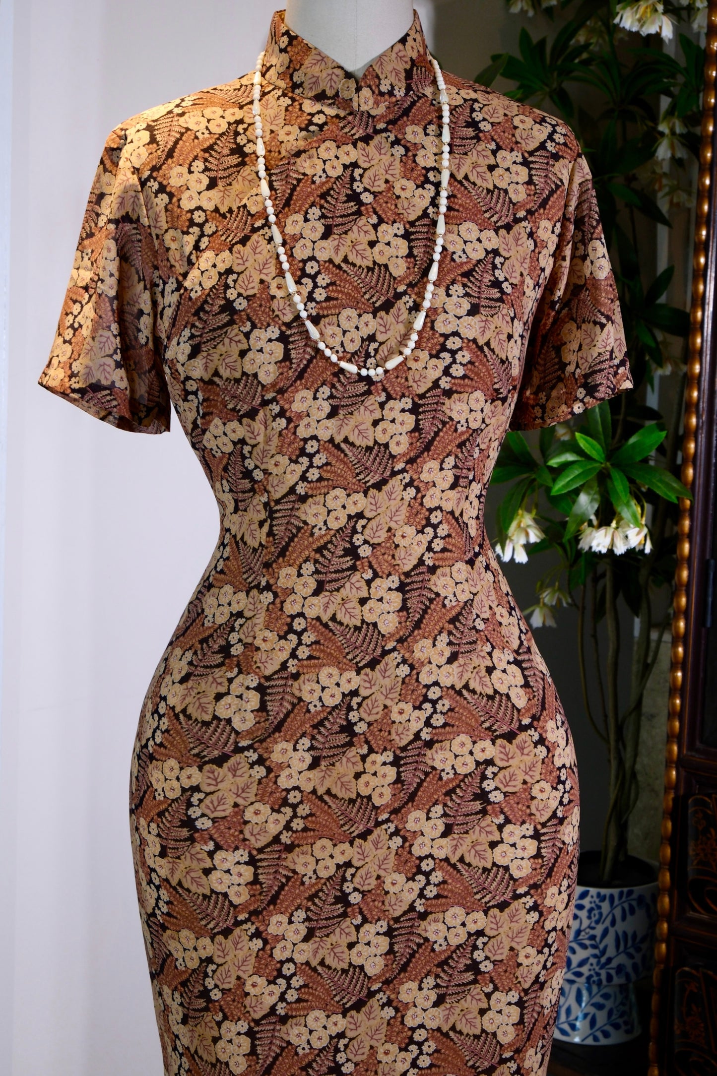 秋叶繁花：一袭六十年代台湾古董旗袍的岁月低语 | Autumn Leaves and Cluster Flowers: Whispers of Time in a 1960s Taiwanese Antique Qipao