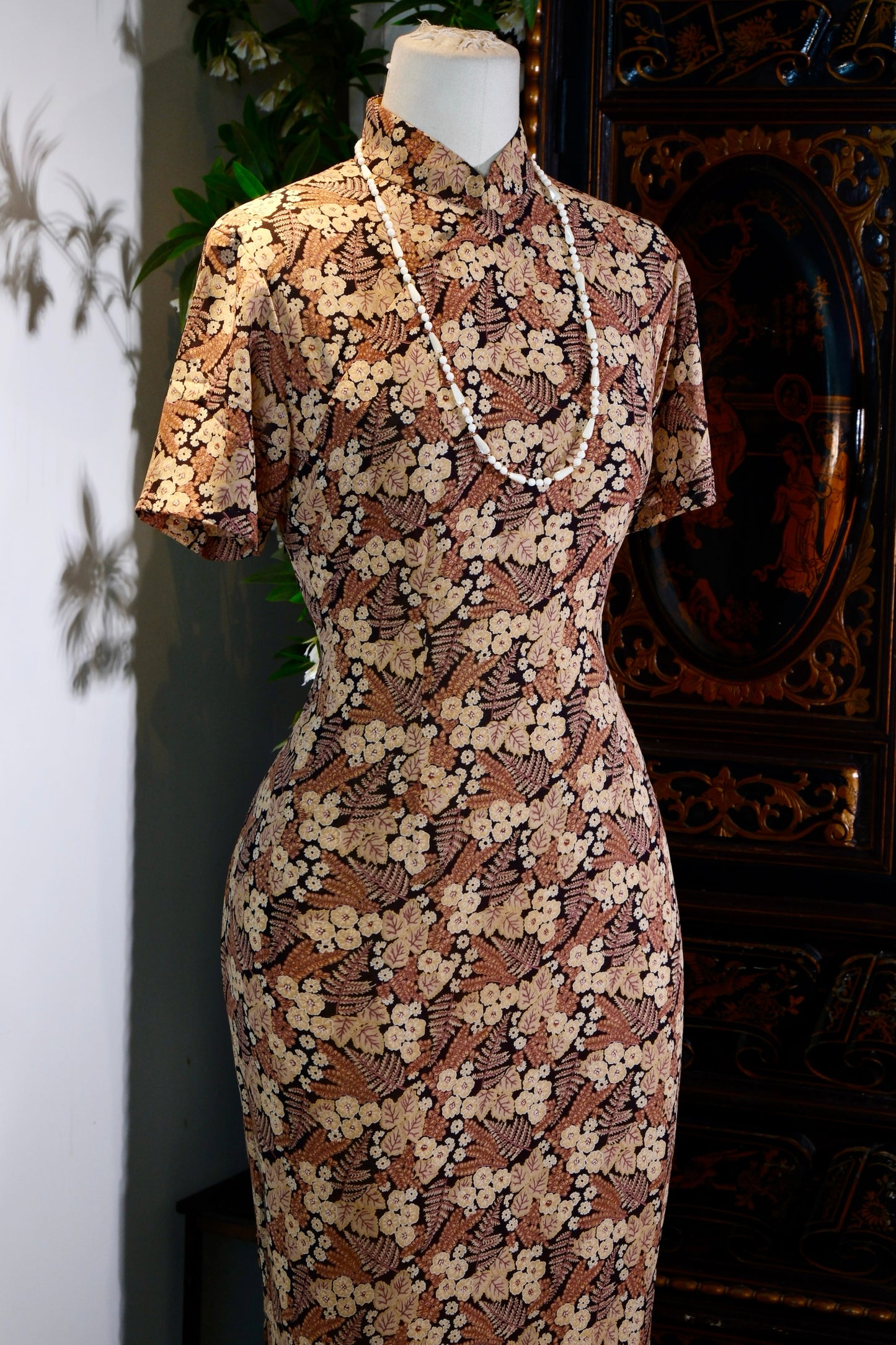 秋叶繁花：一袭六十年代台湾古董旗袍的岁月低语 | Autumn Leaves and Cluster Flowers: Whispers of Time in a 1960s Taiwanese Antique Qipao