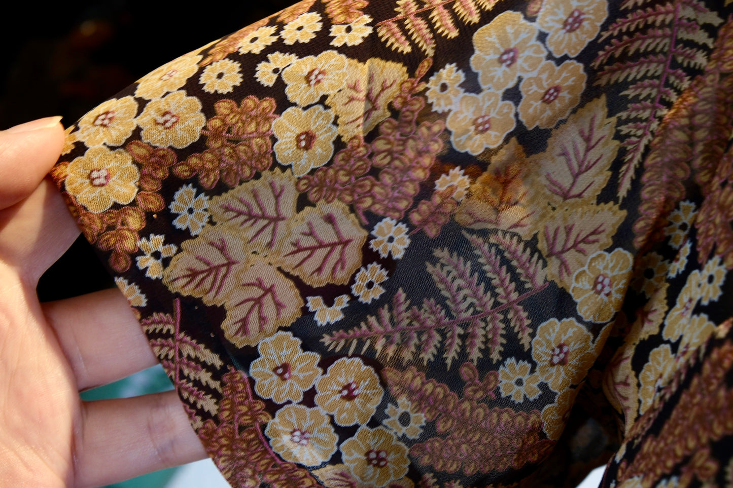 秋叶繁花：一袭六十年代台湾古董旗袍的岁月低语 | Autumn Leaves and Cluster Flowers: Whispers of Time in a 1960s Taiwanese Antique Qipao