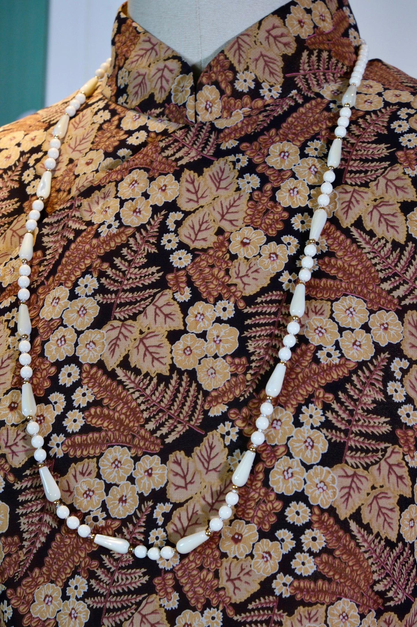 秋叶繁花：一袭六十年代台湾古董旗袍的岁月低语 | Autumn Leaves and Cluster Flowers: Whispers of Time in a 1960s Taiwanese Antique Qipao