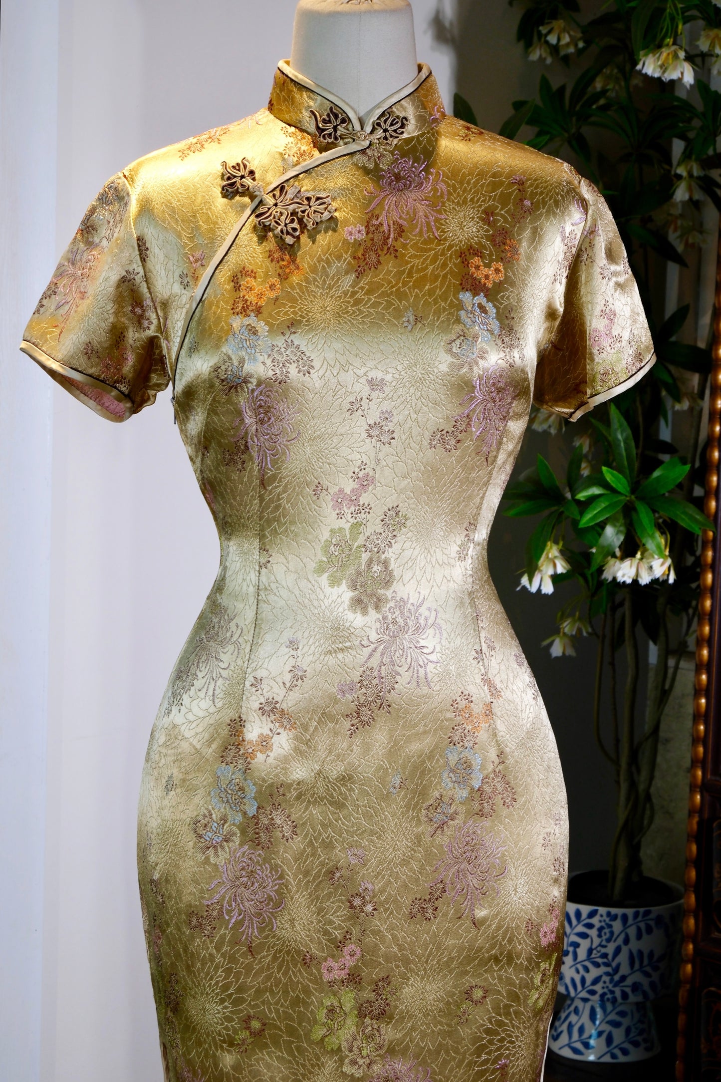 流金岁月·菊影绮梦——五十年代港产提花织锦缎古董旗袍 | Golden Era · Chrysanthemum Dream: An Appreciation of a 1950s Hong Kong-Made Jacquard Brocade Antique Qipao