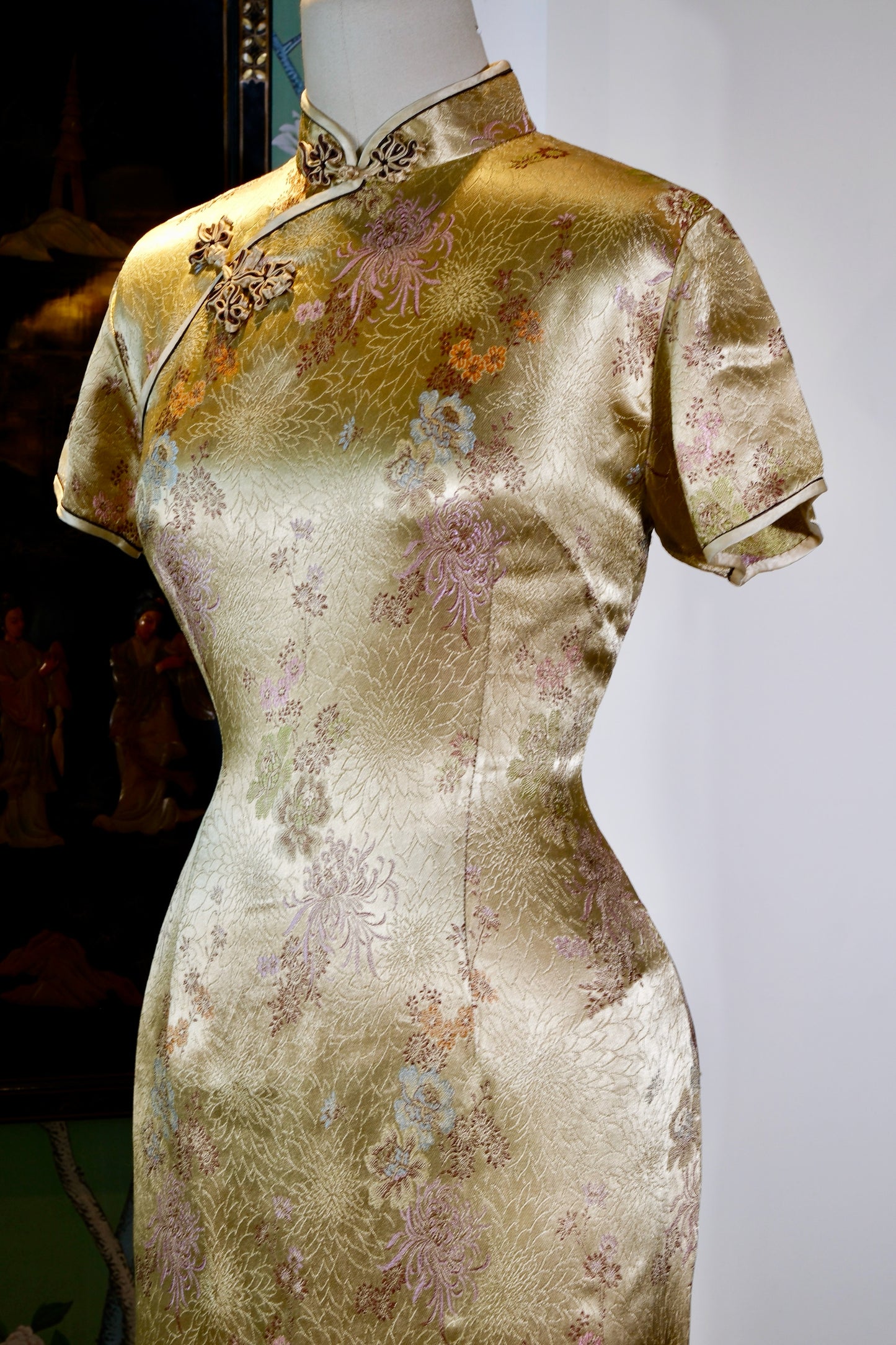 流金岁月·菊影绮梦——五十年代港产提花织锦缎古董旗袍 | Golden Era · Chrysanthemum Dream: An Appreciation of a 1950s Hong Kong-Made Jacquard Brocade Antique Qipao