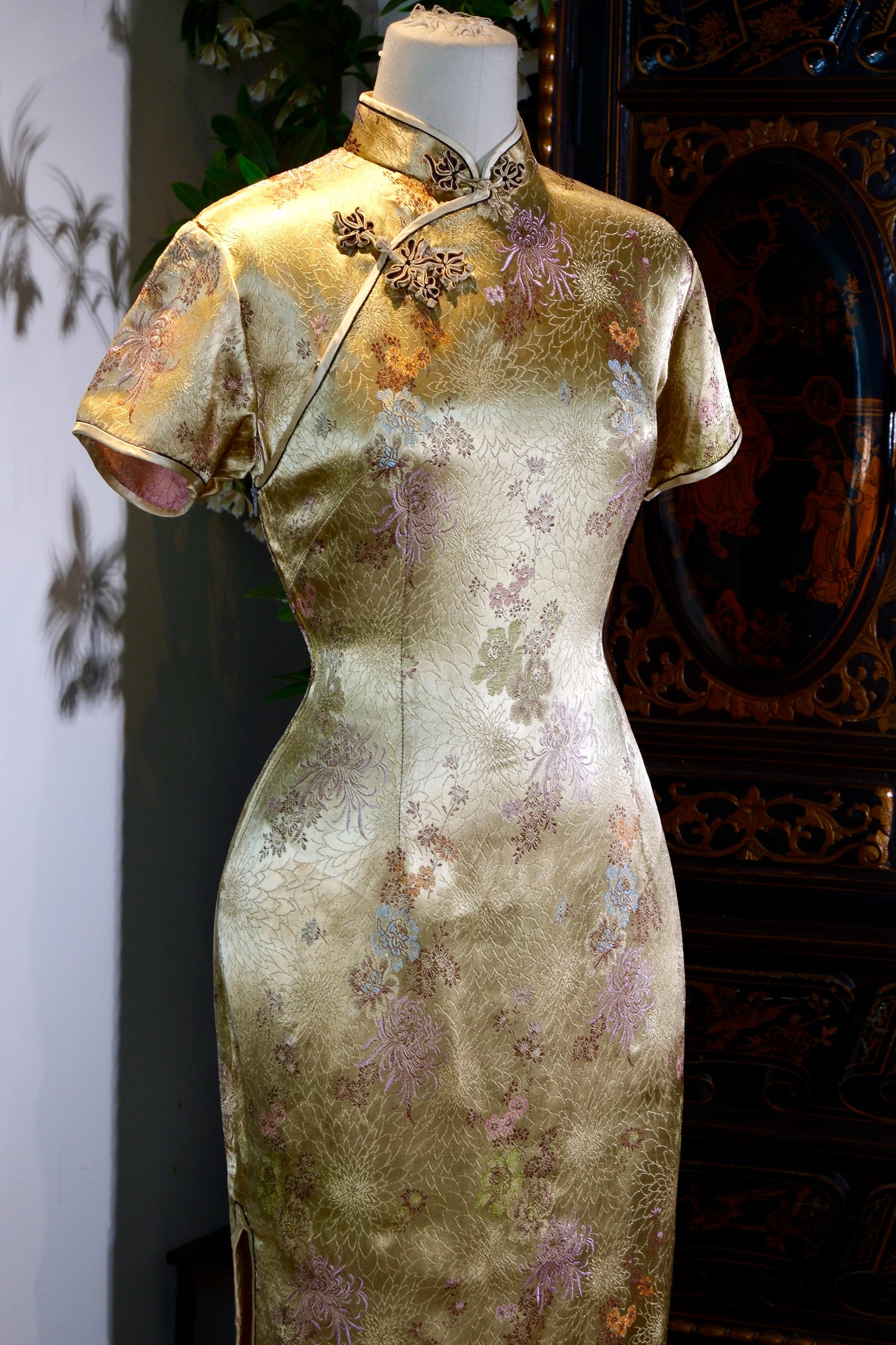 流金岁月·菊影绮梦——五十年代港产提花织锦缎古董旗袍 | Golden Era · Chrysanthemum Dream: An Appreciation of a 1950s Hong Kong-Made Jacquard Brocade Antique Qipao