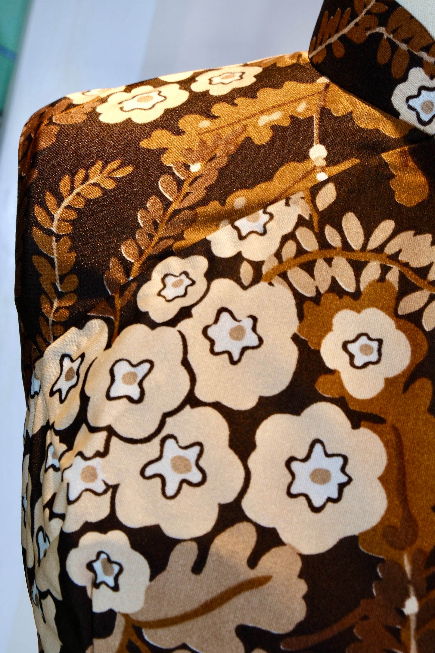 南洋旧梦，褐土生花——六十年代台湾古董旗袍赏析 | Old Dreams of Nanyang, Blossoms on Brown Earth: Appreciation of a 1960s Taiwan Antique Qipao
