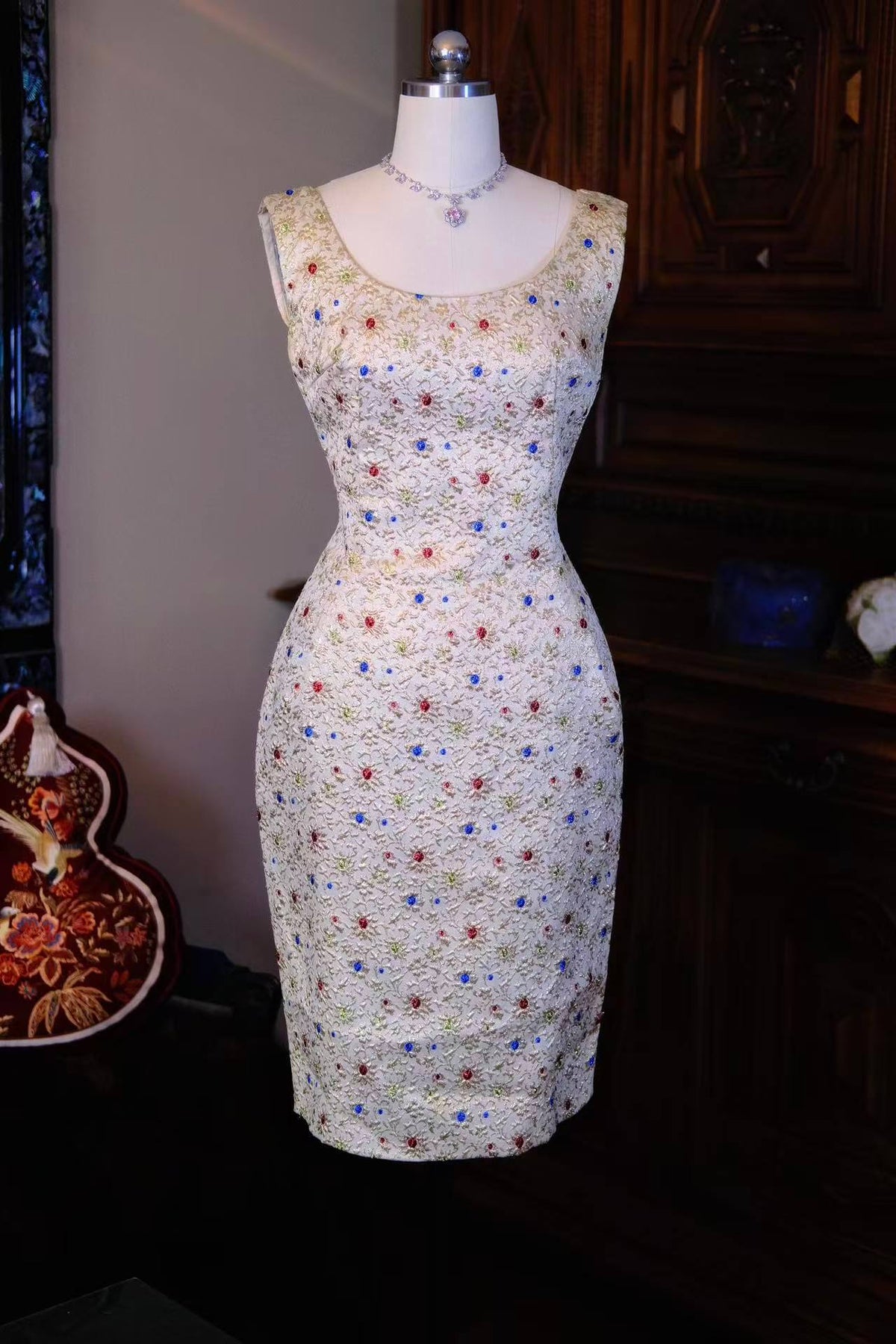 穿越时光的繁花绮梦：1950s意大利织金浮雕提花古董裙 | A Floral Dream Across Time: 1950s Italian Brocade Cloqué Dress with Gold Thread Embroidery