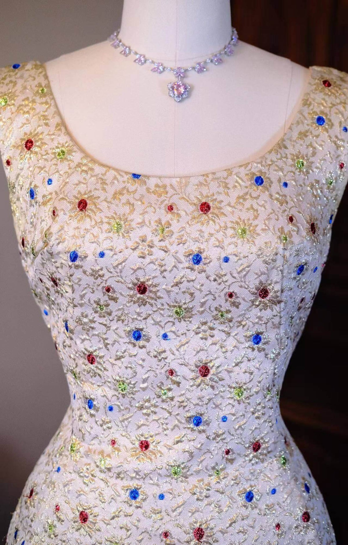 穿越时光的繁花绮梦：1950s意大利织金浮雕提花古董裙 | A Floral Dream Across Time: 1950s Italian Brocade Cloqué Dress with Gold Thread Embroidery