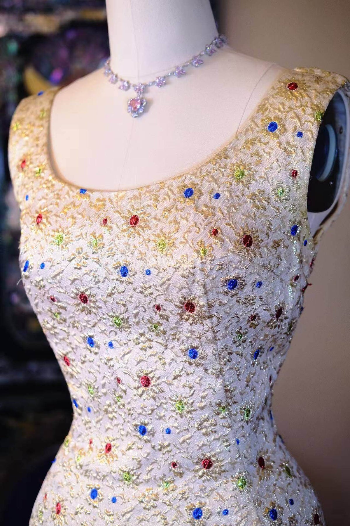 穿越时光的繁花绮梦：1950s意大利织金浮雕提花古董裙 | A Floral Dream Across Time: 1950s Italian Brocade Cloqué Dress with Gold Thread Embroidery
