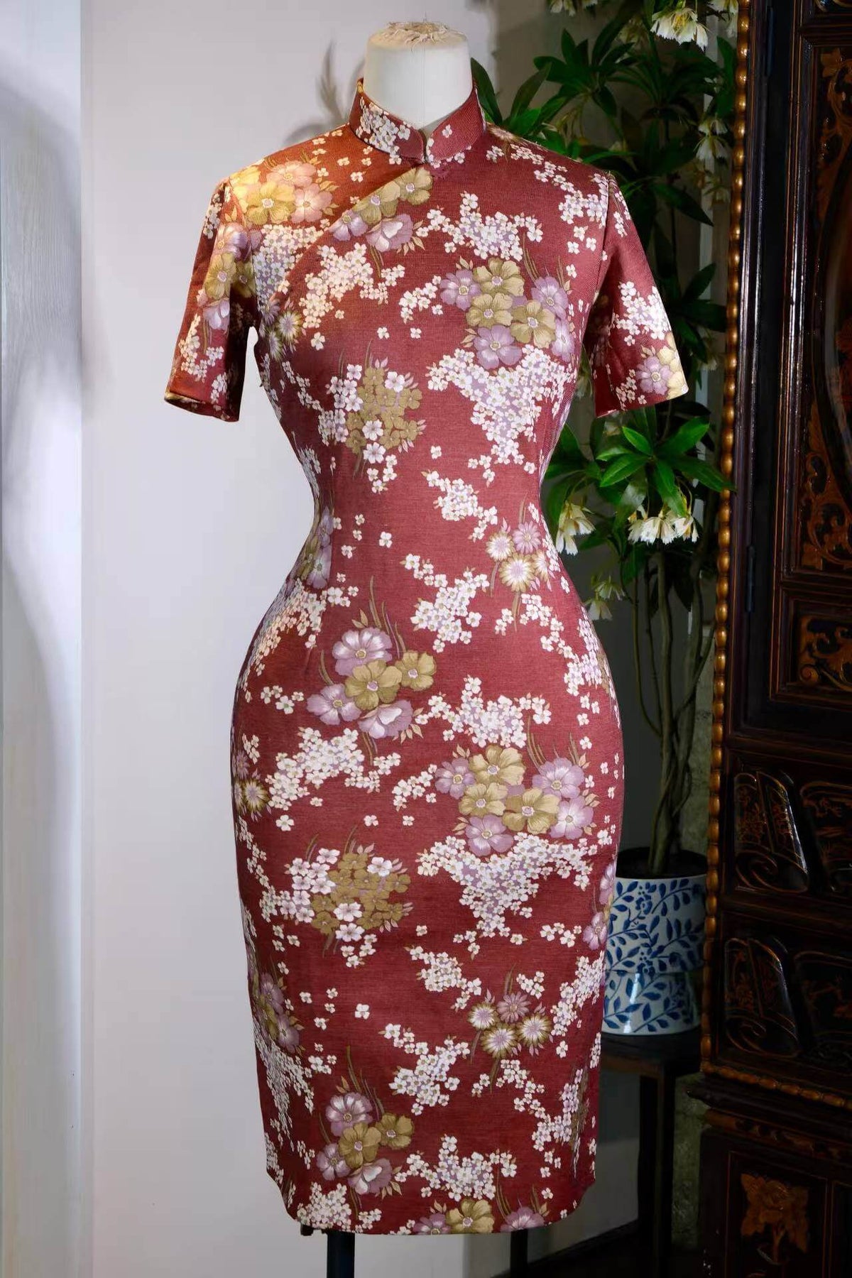 1960s 宝岛旧梦·南洋碎花赭石红古董旗袍 | A 1960s Dream of Formosa: Vintage Nanyang Dainty Floral Cheongsam in Ochre Red