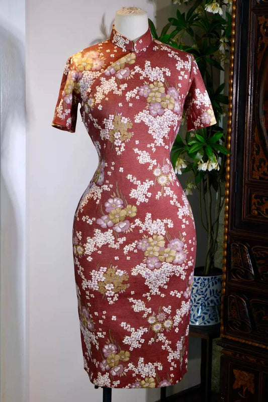 1960s 宝岛旧梦·南洋碎花赭石红古董旗袍 | A 1960s Dream of Formosa: Vintage Nanyang Dainty Floral Cheongsam in Ochre Red