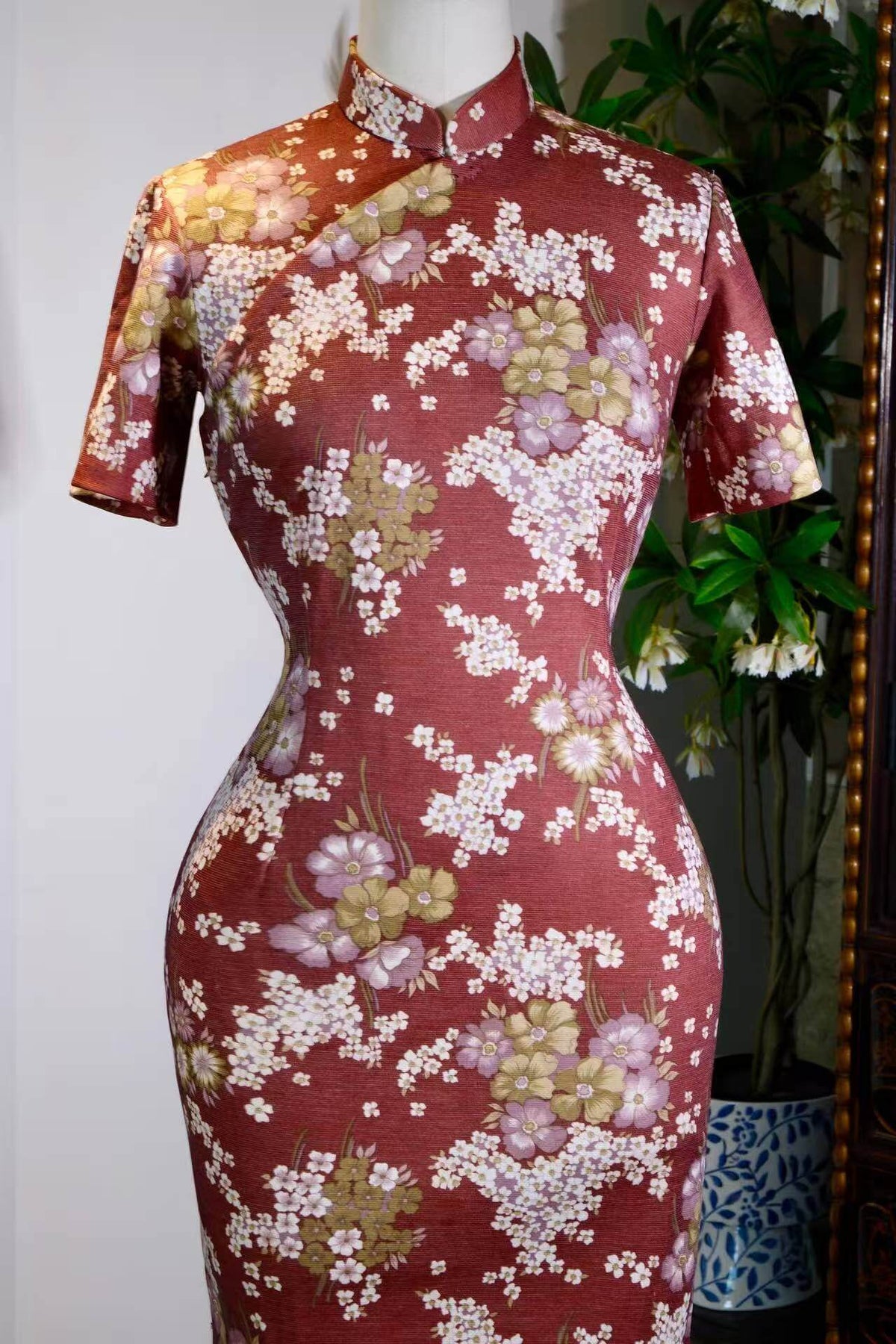 1960s 宝岛旧梦·南洋碎花赭石红古董旗袍 | A 1960s Dream of Formosa: Vintage Nanyang Dainty Floral Cheongsam in Ochre Red