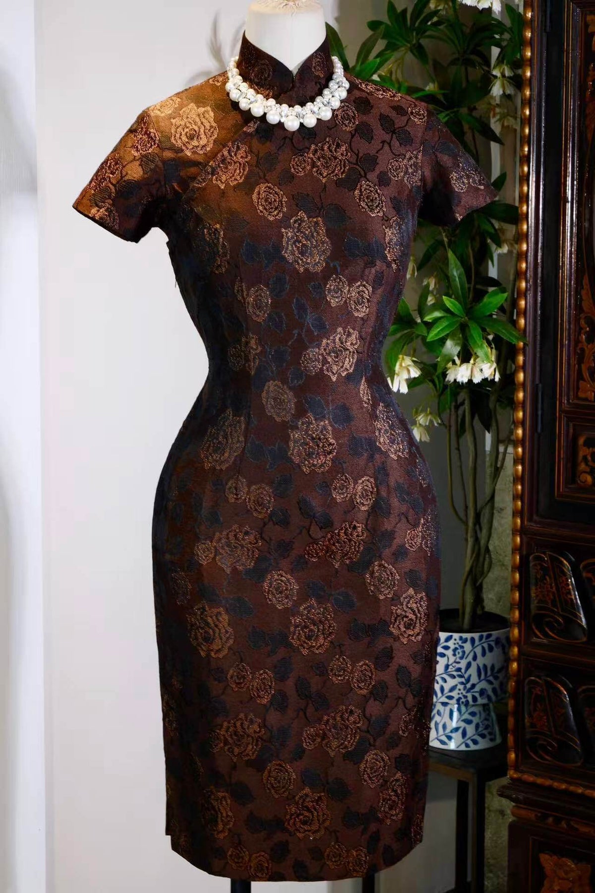织金玫瑰，香江旧梦——六十年代意产提花古董旗袍 | Woven Gold Roses, Dreams of Old Hong Kong: A 1960s Italian Jacquard Vintage Cheongsam