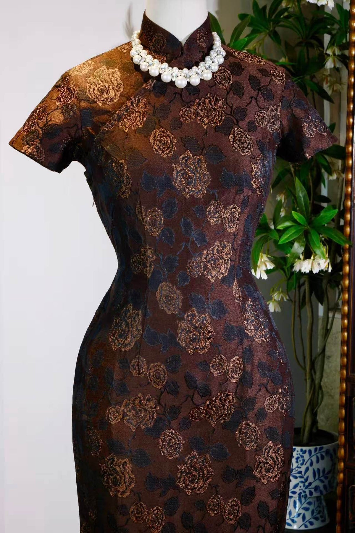 织金玫瑰，香江旧梦——六十年代意产提花古董旗袍 | Woven Gold Roses, Dreams of Old Hong Kong: A 1960s Italian Jacquard Vintage Cheongsam