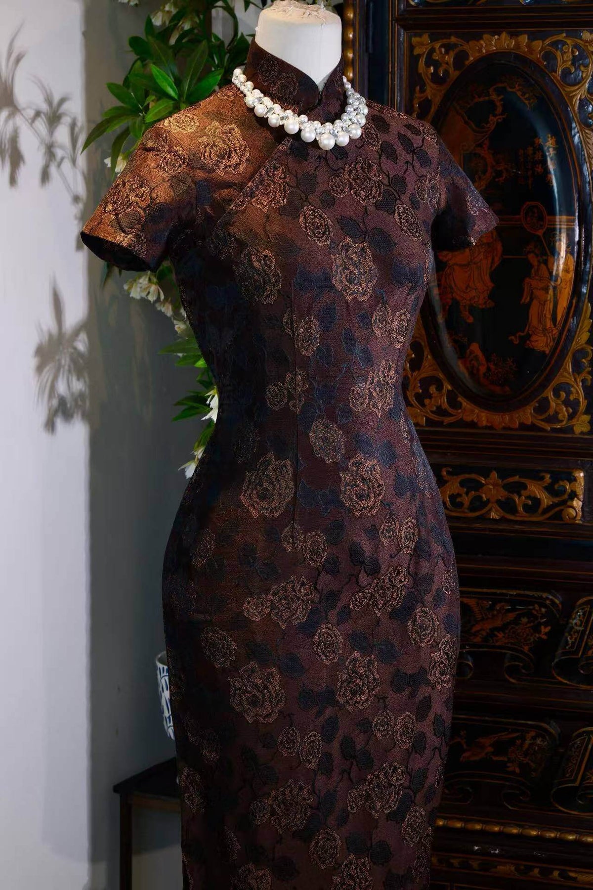 织金玫瑰，香江旧梦——六十年代意产提花古董旗袍 | Woven Gold Roses, Dreams of Old Hong Kong: A 1960s Italian Jacquard Vintage Cheongsam