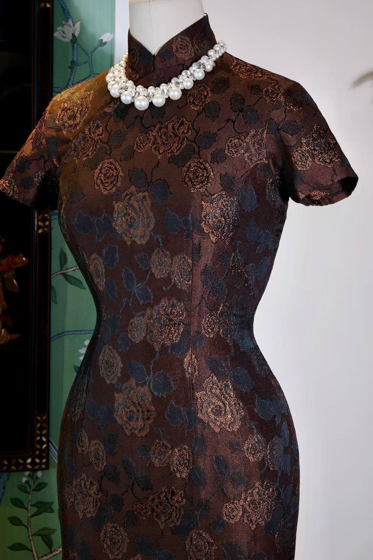 织金玫瑰，香江旧梦——六十年代意产提花古董旗袍 | Woven Gold Roses, Dreams of Old Hong Kong: A 1960s Italian Jacquard Vintage Cheongsam